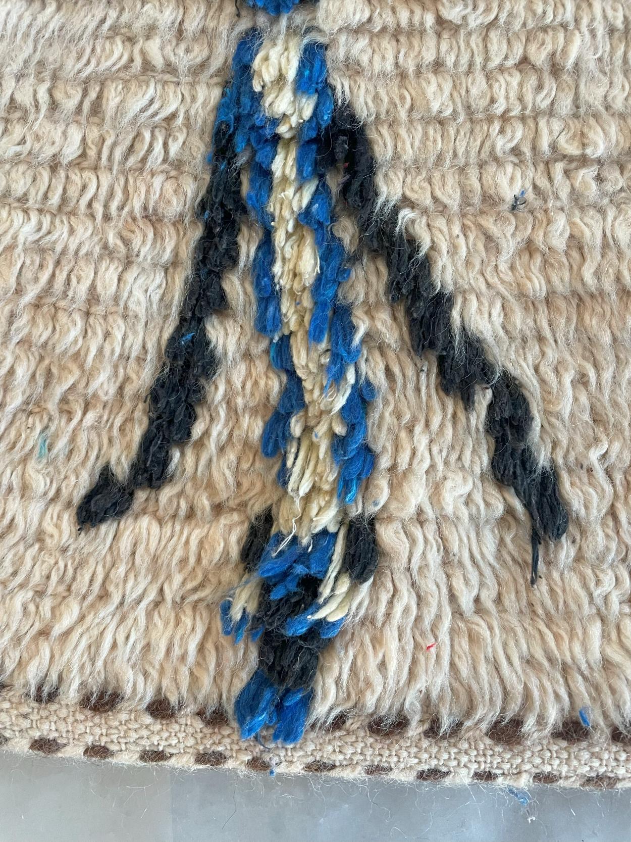 Vintage marokkanischen Berberteppich Azilal aus natürlicher Wolle und Baumwolle im Zustand „Gut“ im Angebot in Loria, IT