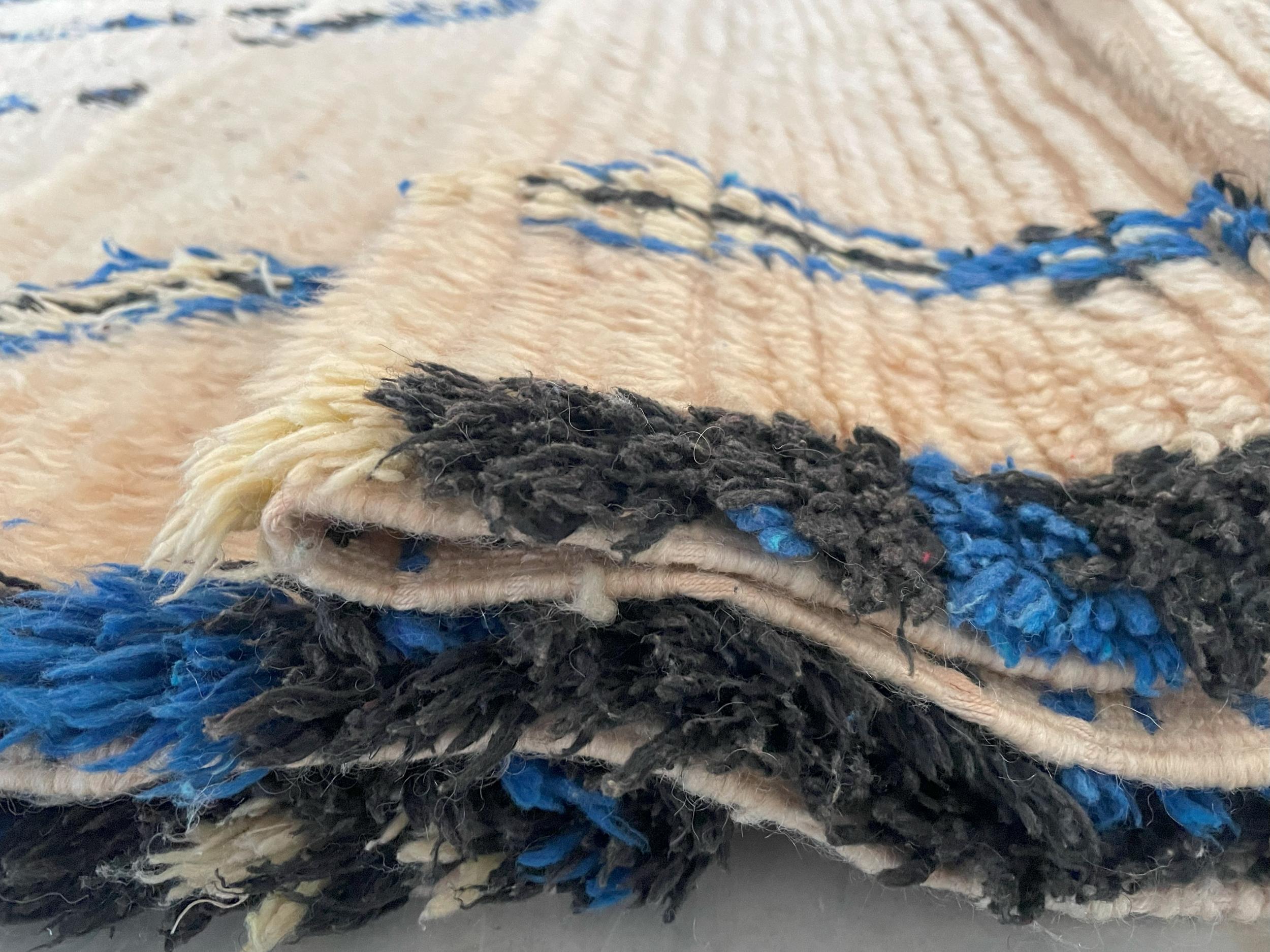 Vintage marokkanischen Berberteppich Azilal aus natürlicher Wolle und Baumwolle im Angebot 1