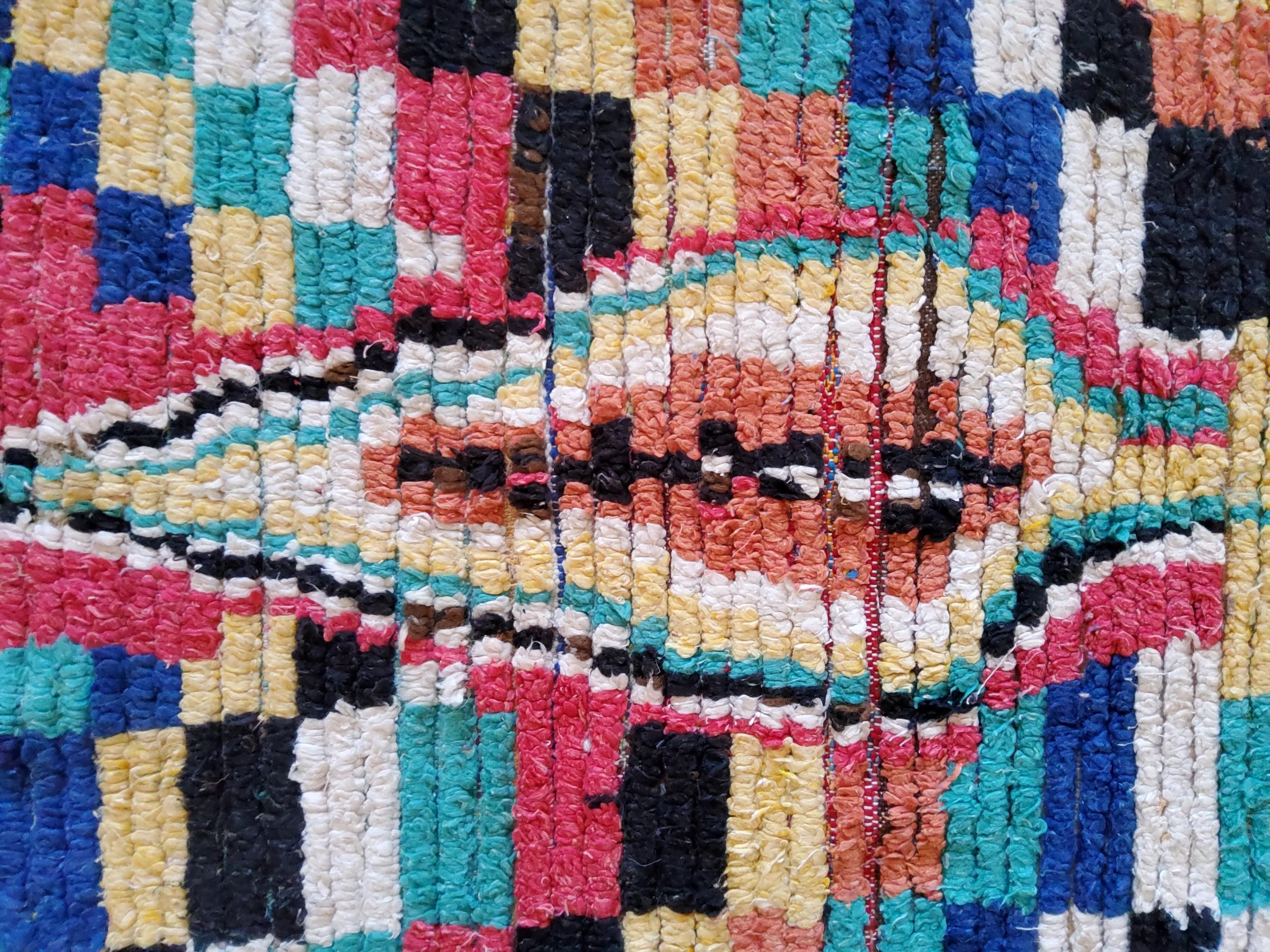 Vintage Moroccan Berber Rug Azilal Manufatto in Multicolored Wool Natural For Sale 4