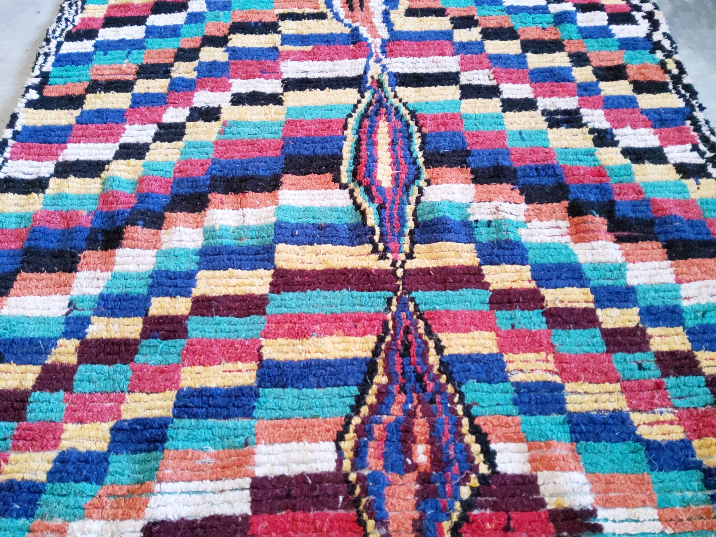 Tribal Vintage Moroccan Berber Rug Azilal Manufatto in Multicolored Wool Natural For Sale