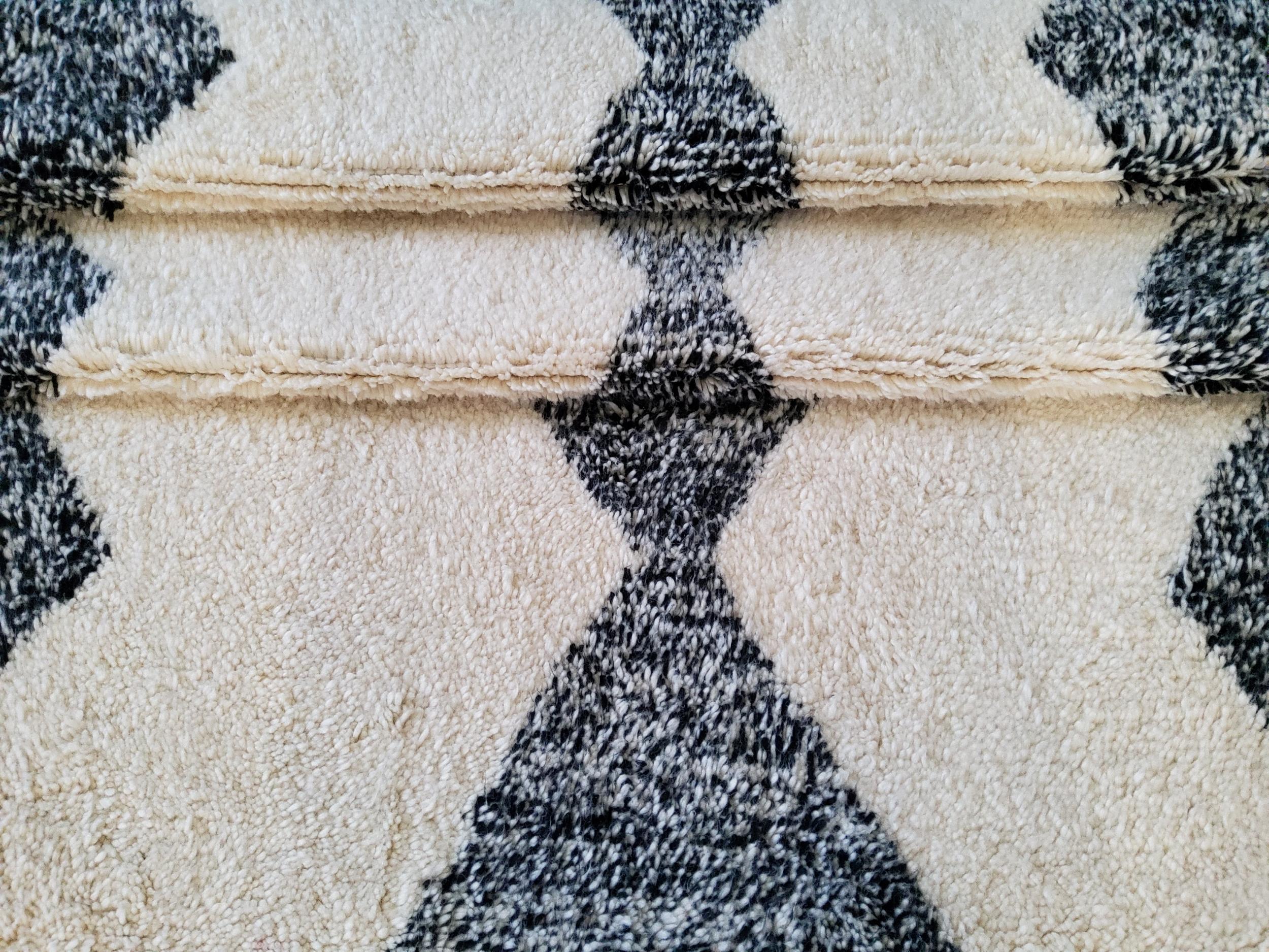 Moroccan Tappeto Berbero Vintage Marocchino Manufatto in Lana Naturale Bianca e Nera in vendita