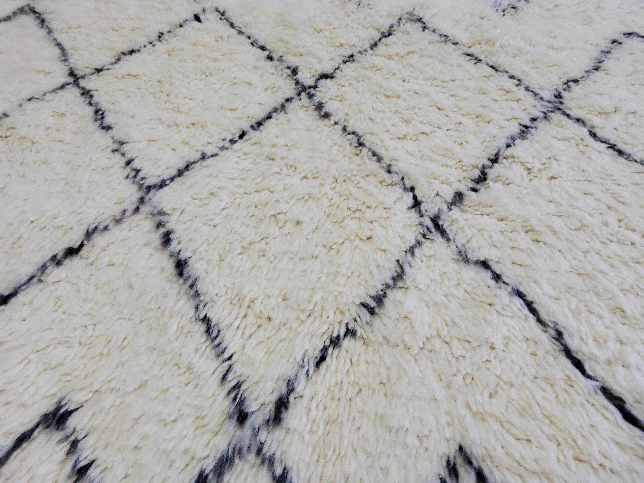 Moroccan Tappeto Berbero Vintage Marocchino Manufatto in Lana Naturale Bianca e Nera in vendita