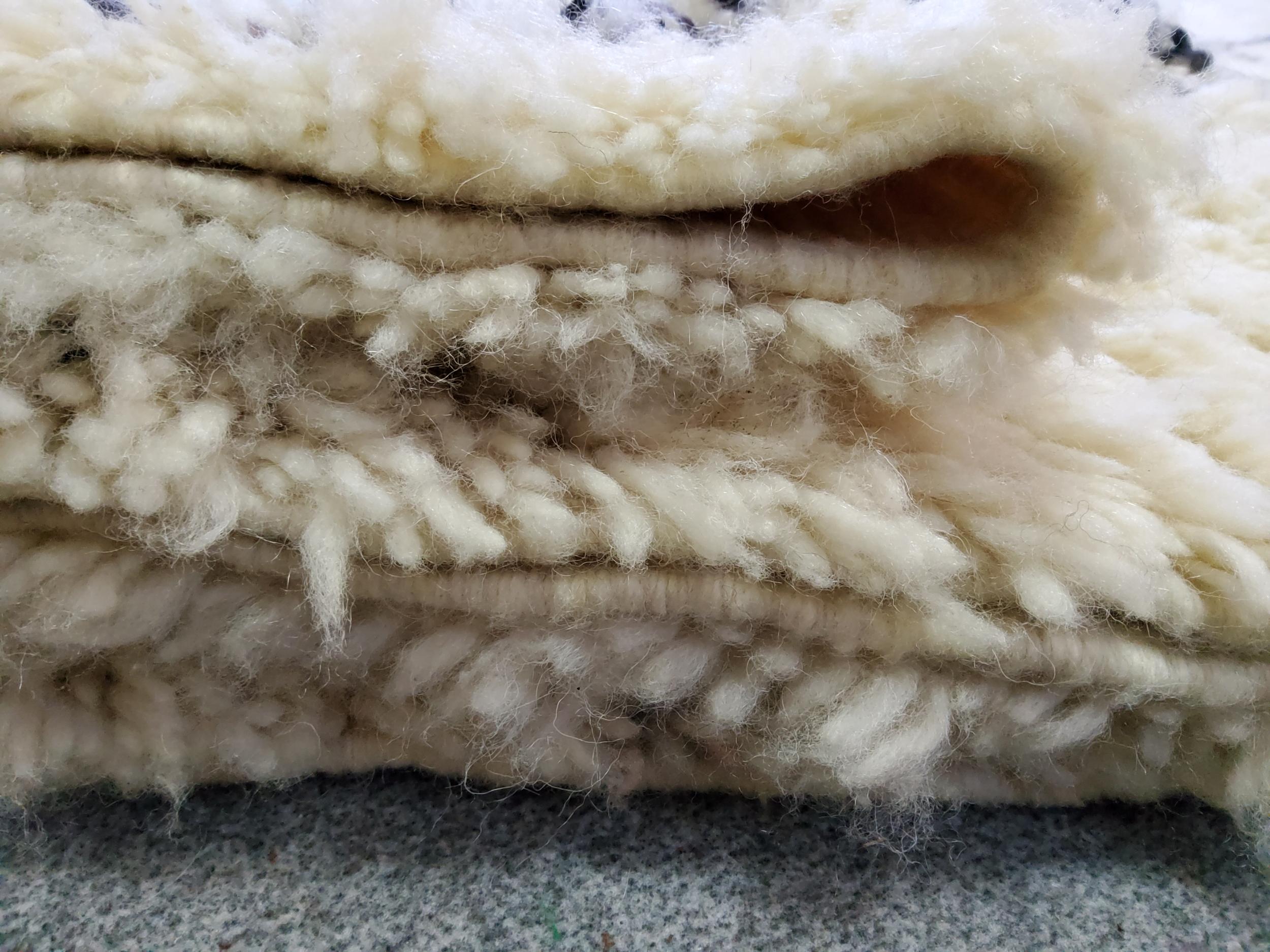 Tappeto Berbero Vintage Marocchino Manufatto in Lana Naturale Bianca e Nera in vendita 1