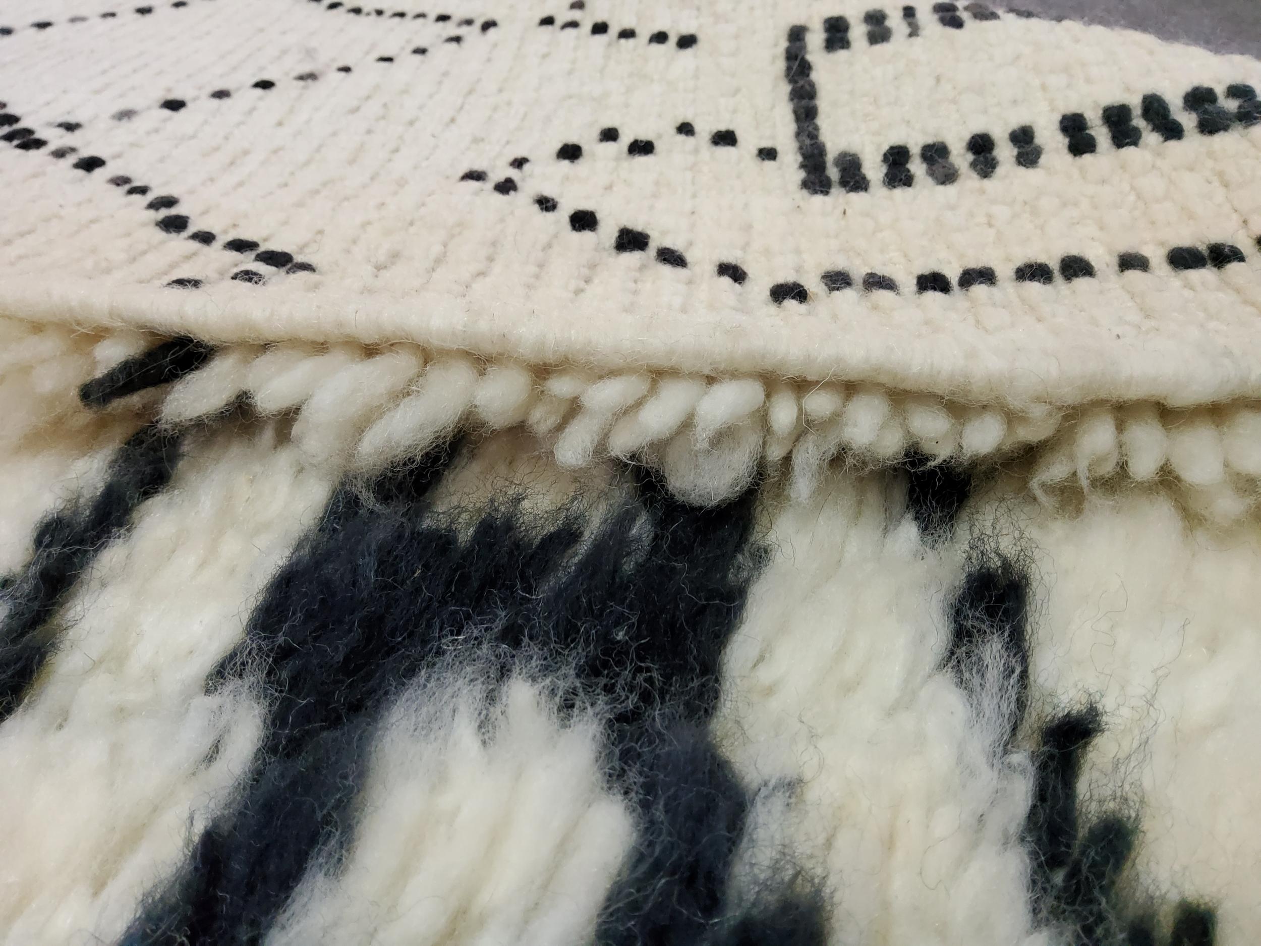 Tappeto Berbero Vintage Marocchino Manufatto in Lana Naturale Bianca e Nera in vendita 2