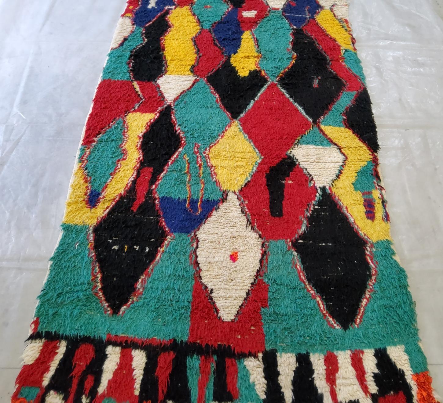 I Tappeti Berberi di origine Azilal, provengono dall'area dell'Alto Atlante e sono famosi per il fondo bianco e la morbidezza della lana, associato all'uso di cotone e altre fibre per definizione dei disegni.
Questi molto spesso, oltre a seguire la
