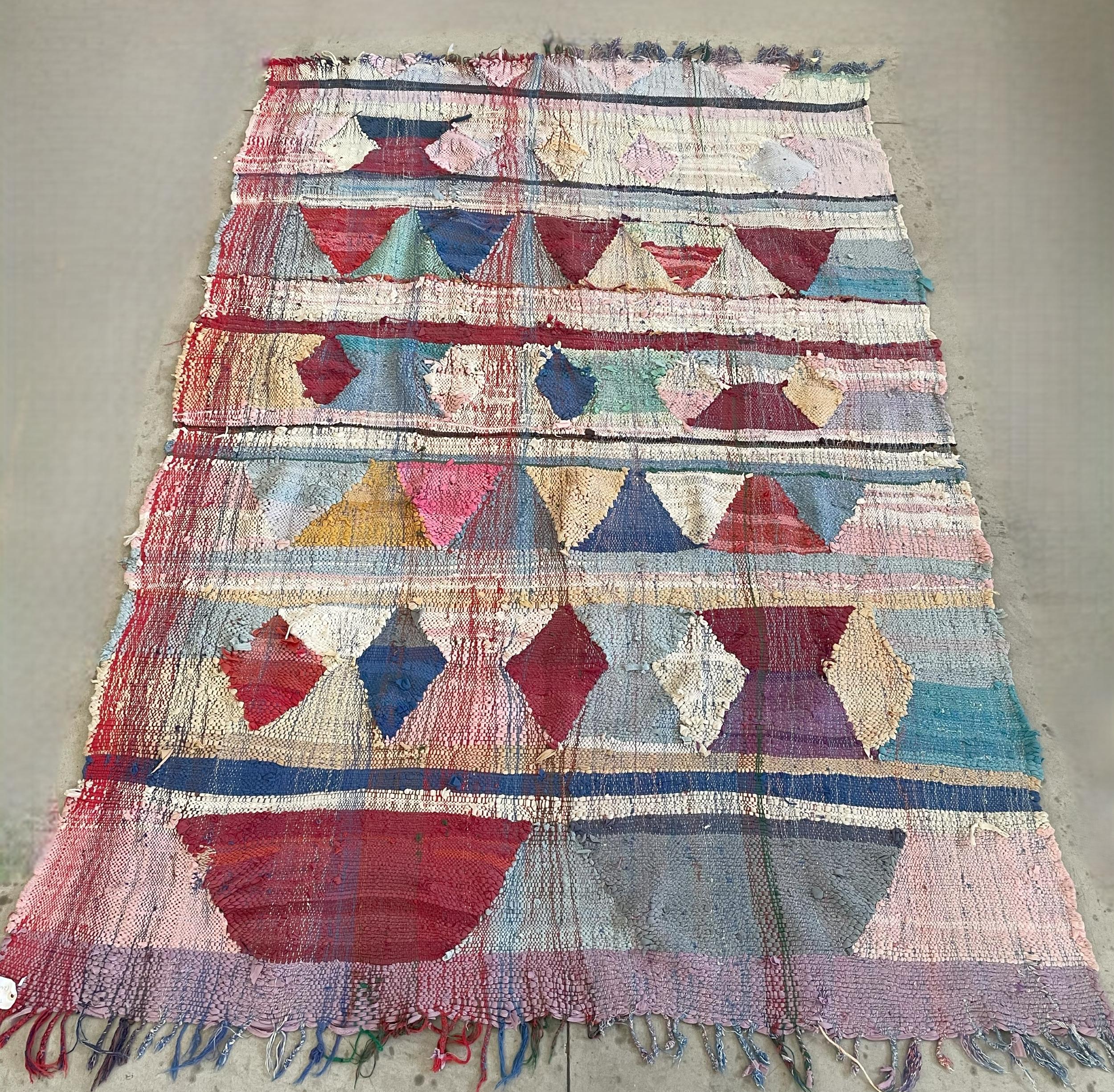 Moroccan Tappeto Boucherouite Berbero anni ’70  Manufatto in lana e cotone  240×165 cm in vendita