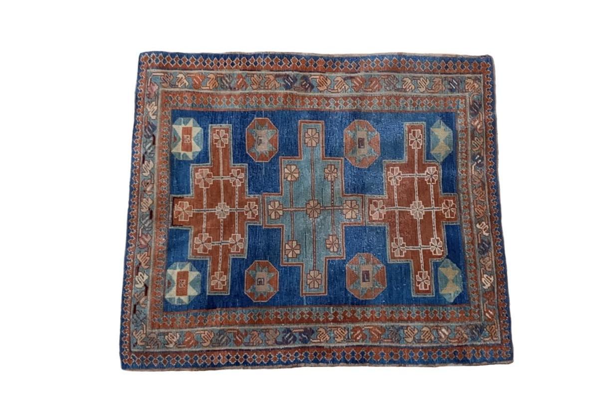 Blue hand-knotted Caucasian rug For Sale 5