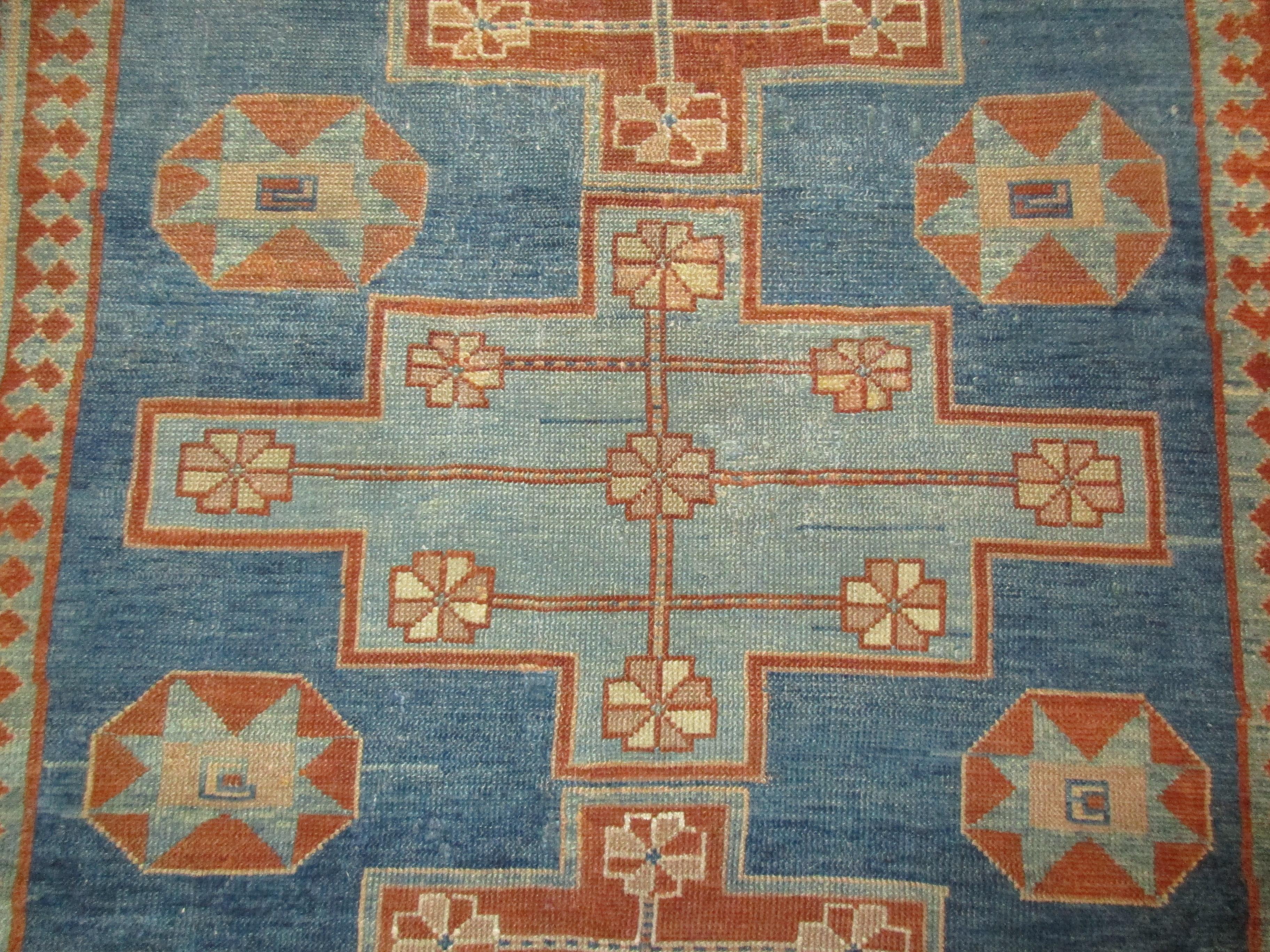 Blue hand-knotted Caucasian rug In Good Condition For Sale In Firenze, FI