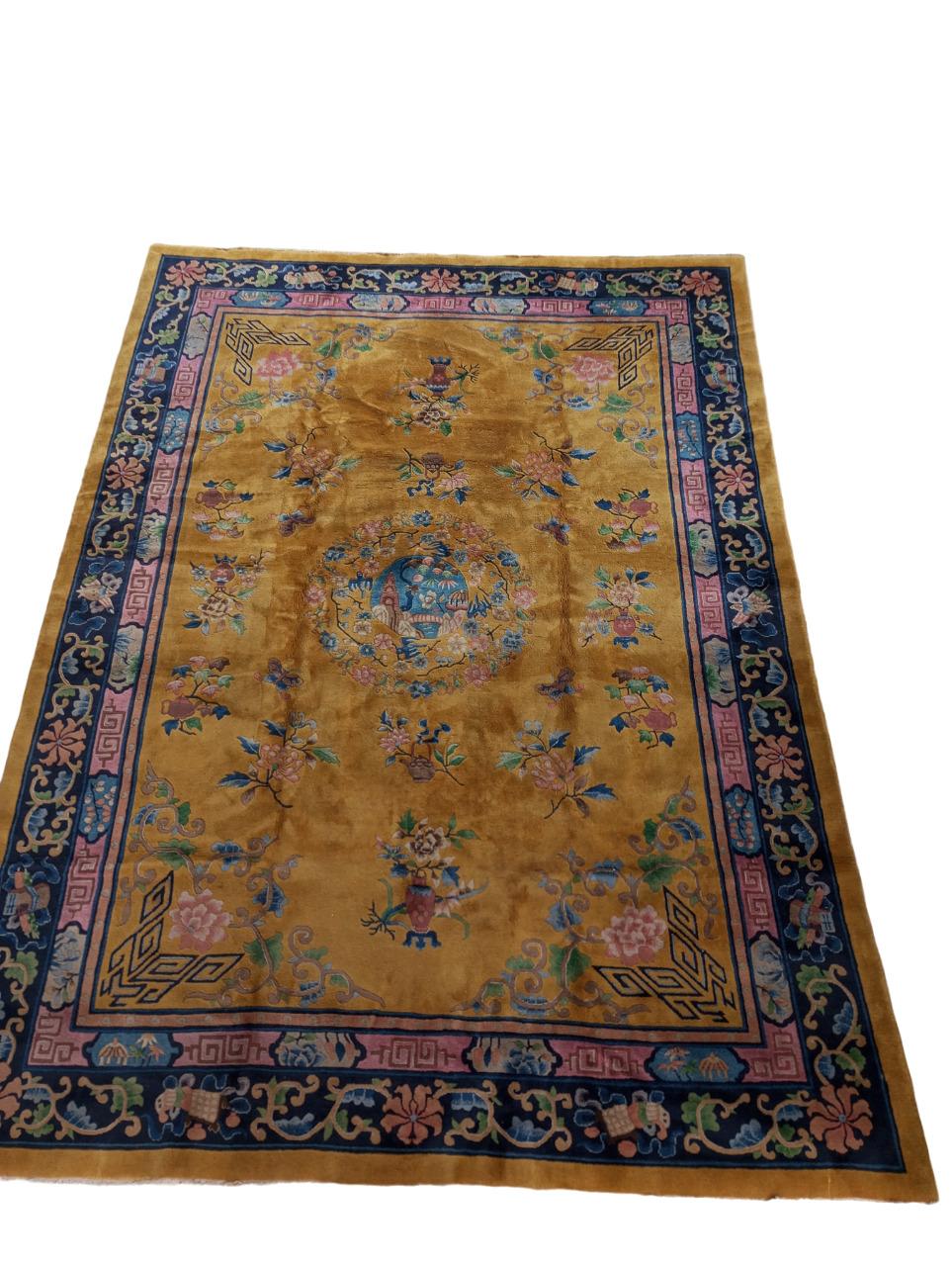 Chinesischer ockerfarbener Teppich mit blauer und fuchsiafarbener Bordüre im Angebot 3