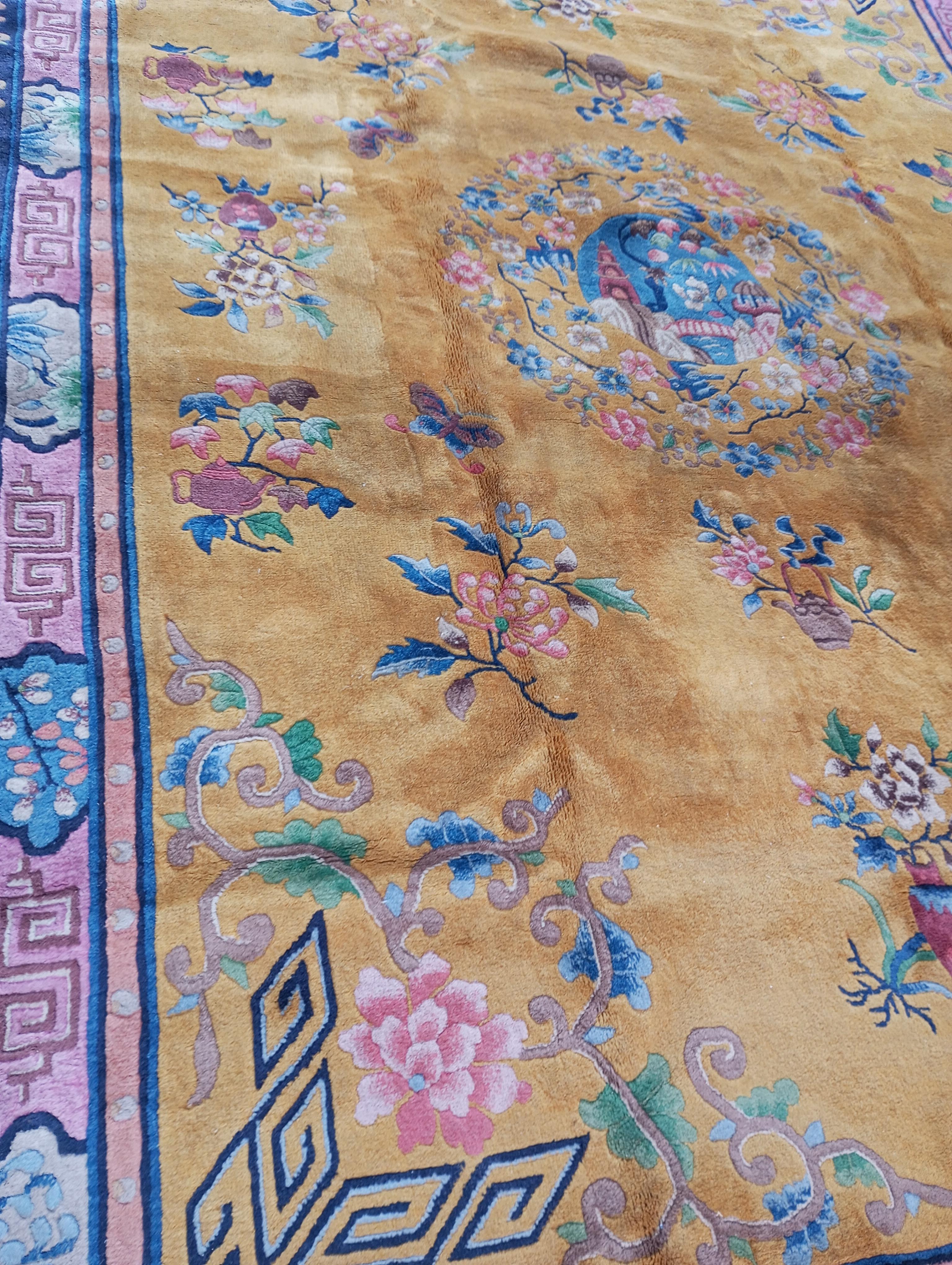 Chinesischer ockerfarbener Teppich mit blauer und fuchsiafarbener Bordüre im Angebot 4
