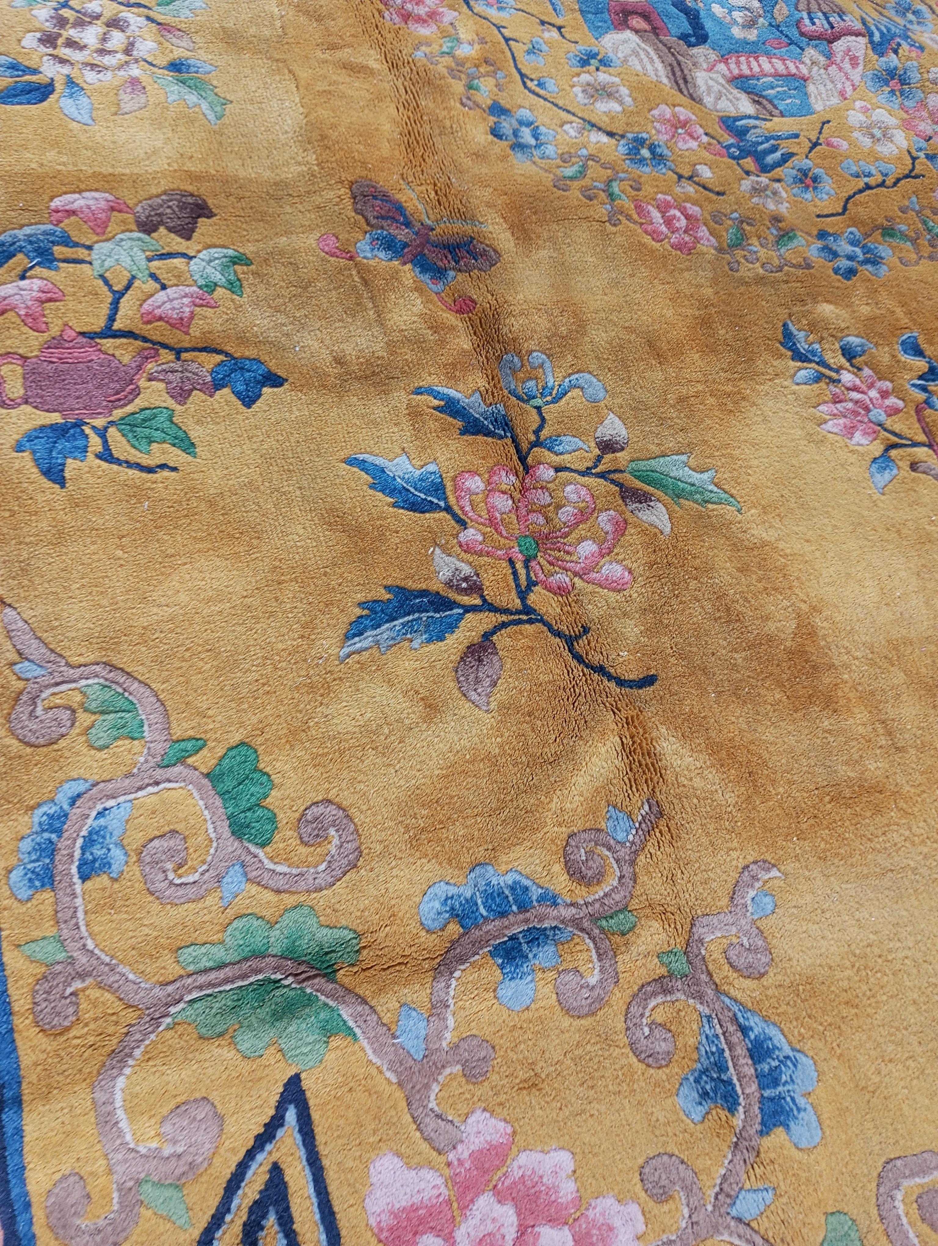 Chinesischer ockerfarbener Teppich mit blauer und fuchsiafarbener Bordüre im Angebot 5