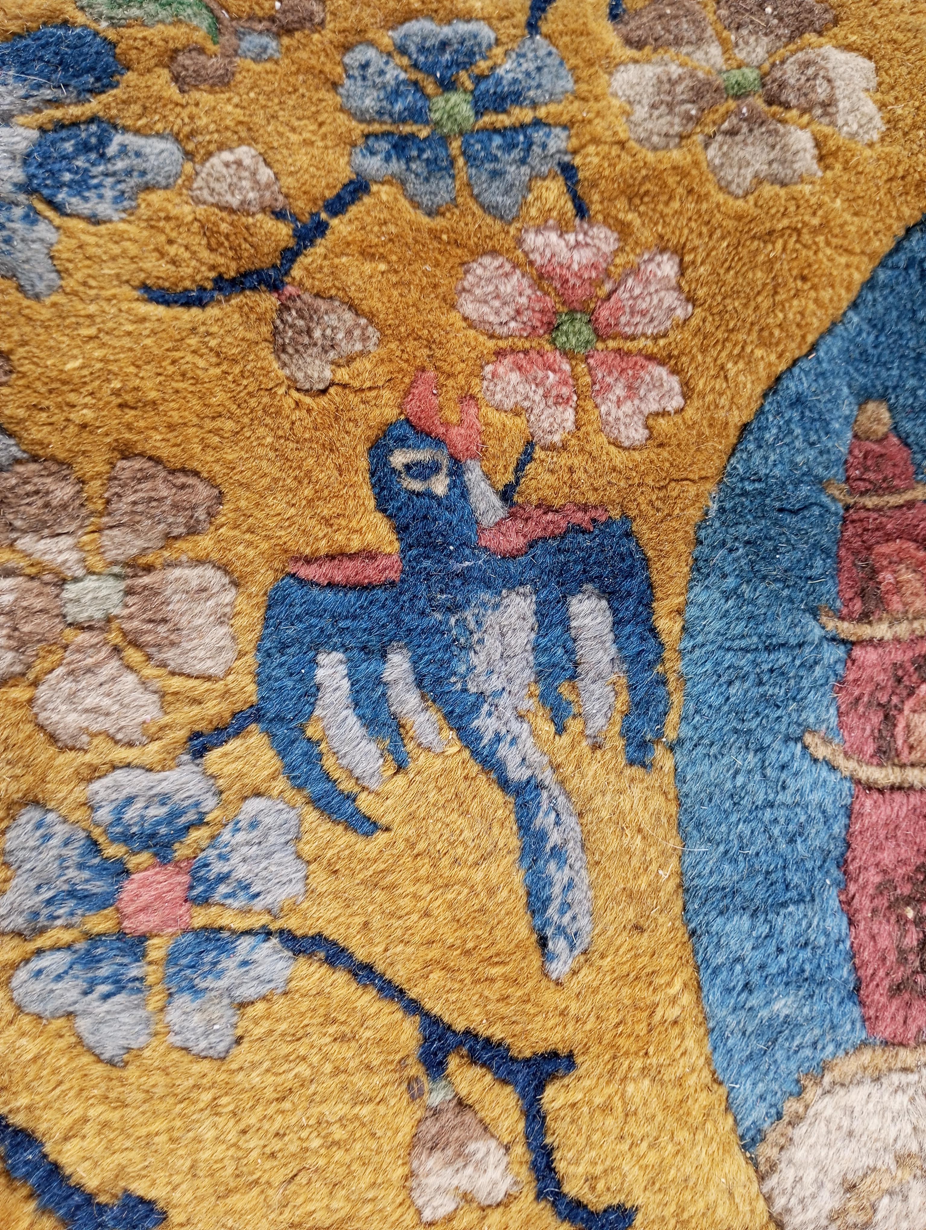 Chinesischer ockerfarbener Teppich mit blauer und fuchsiafarbener Bordüre im Angebot 6