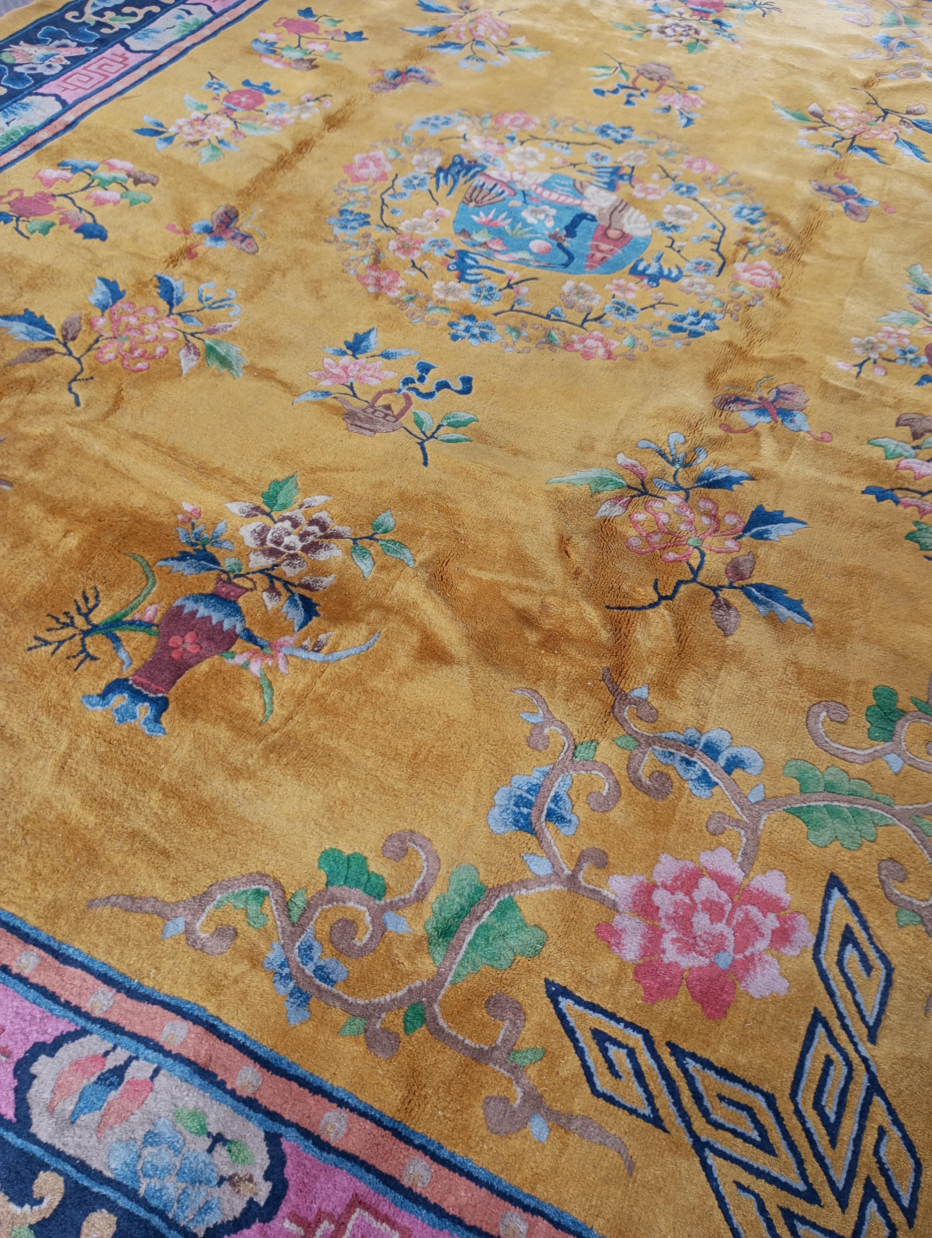 Chinesischer ockerfarbener Teppich mit blauer und fuchsiafarbener Bordüre im Angebot 7