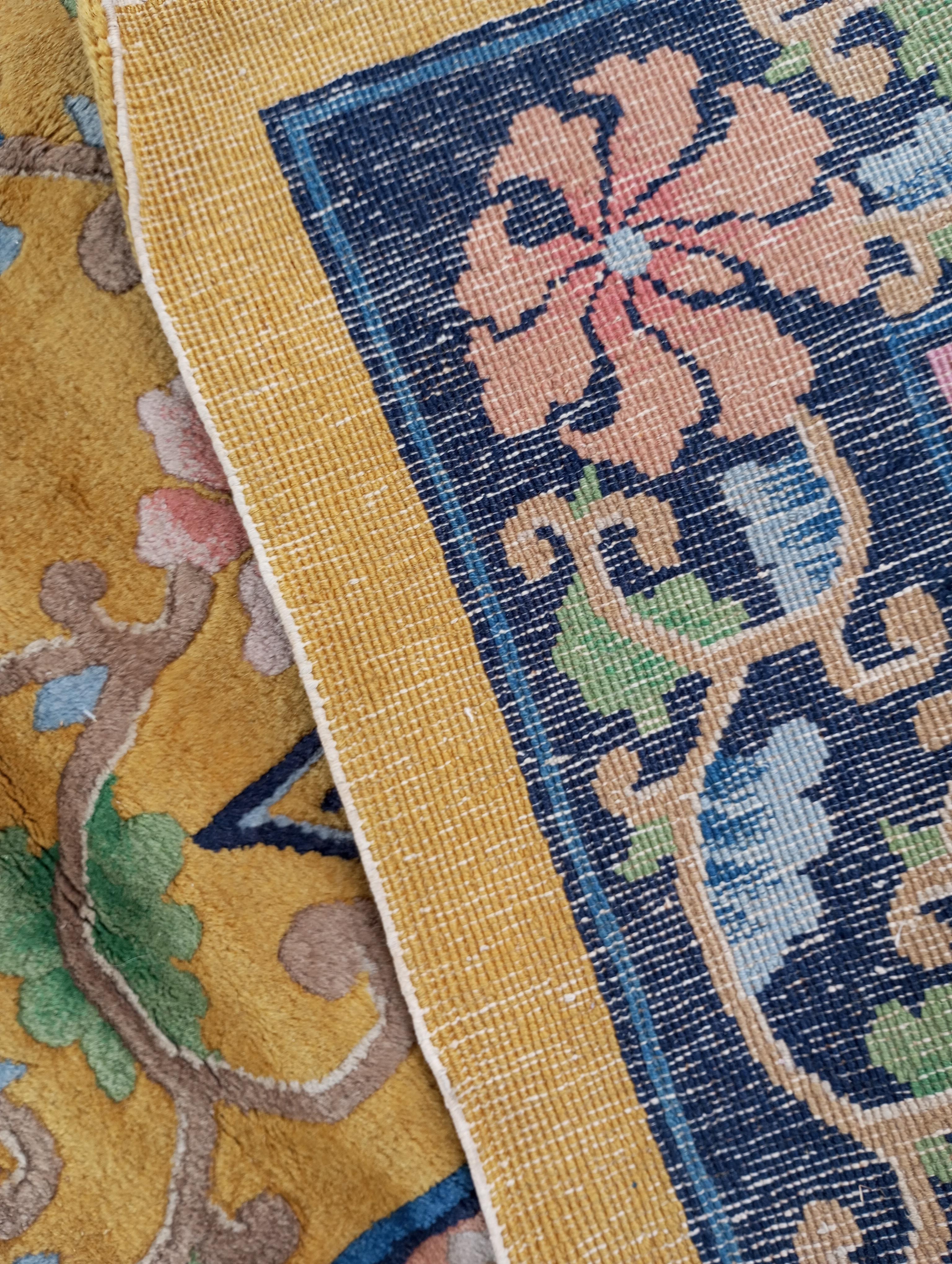Chinesischer ockerfarbener Teppich mit blauer und fuchsiafarbener Bordüre im Angebot 8