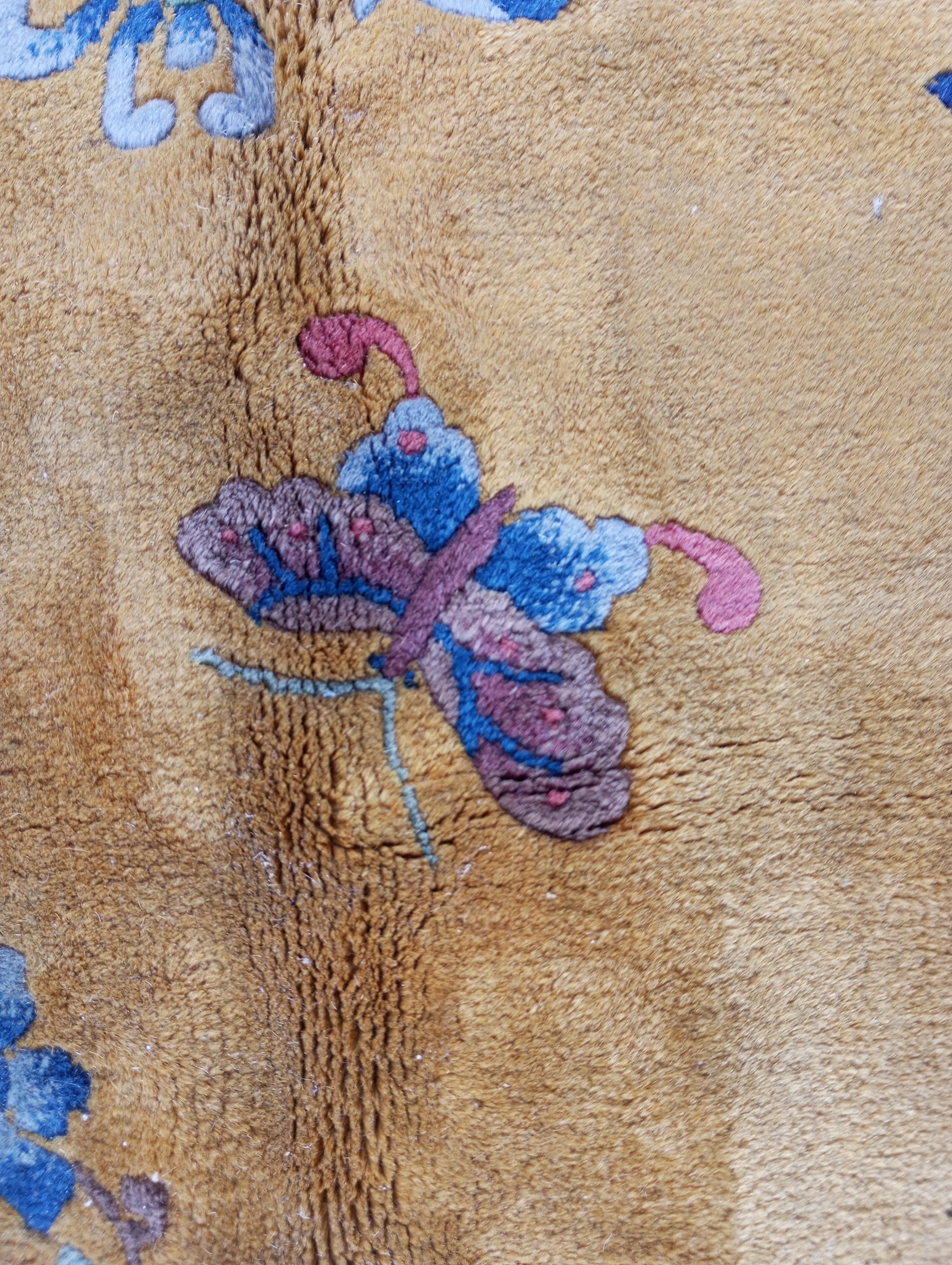 Chinesischer ockerfarbener Teppich mit blauer und fuchsiafarbener Bordüre im Angebot 9