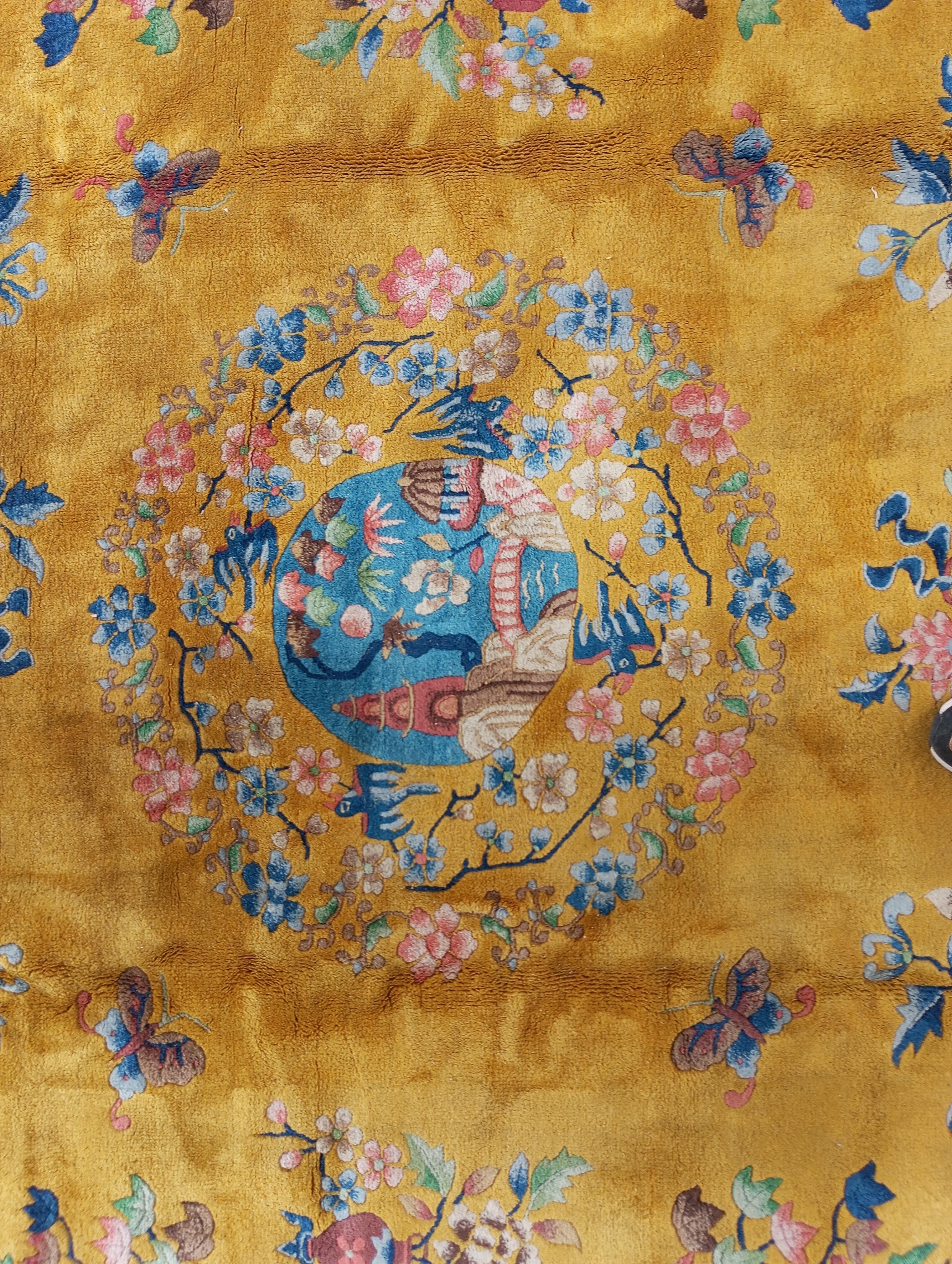 Chinesischer ockerfarbener Teppich mit blauer und fuchsiafarbener Bordüre im Angebot 10