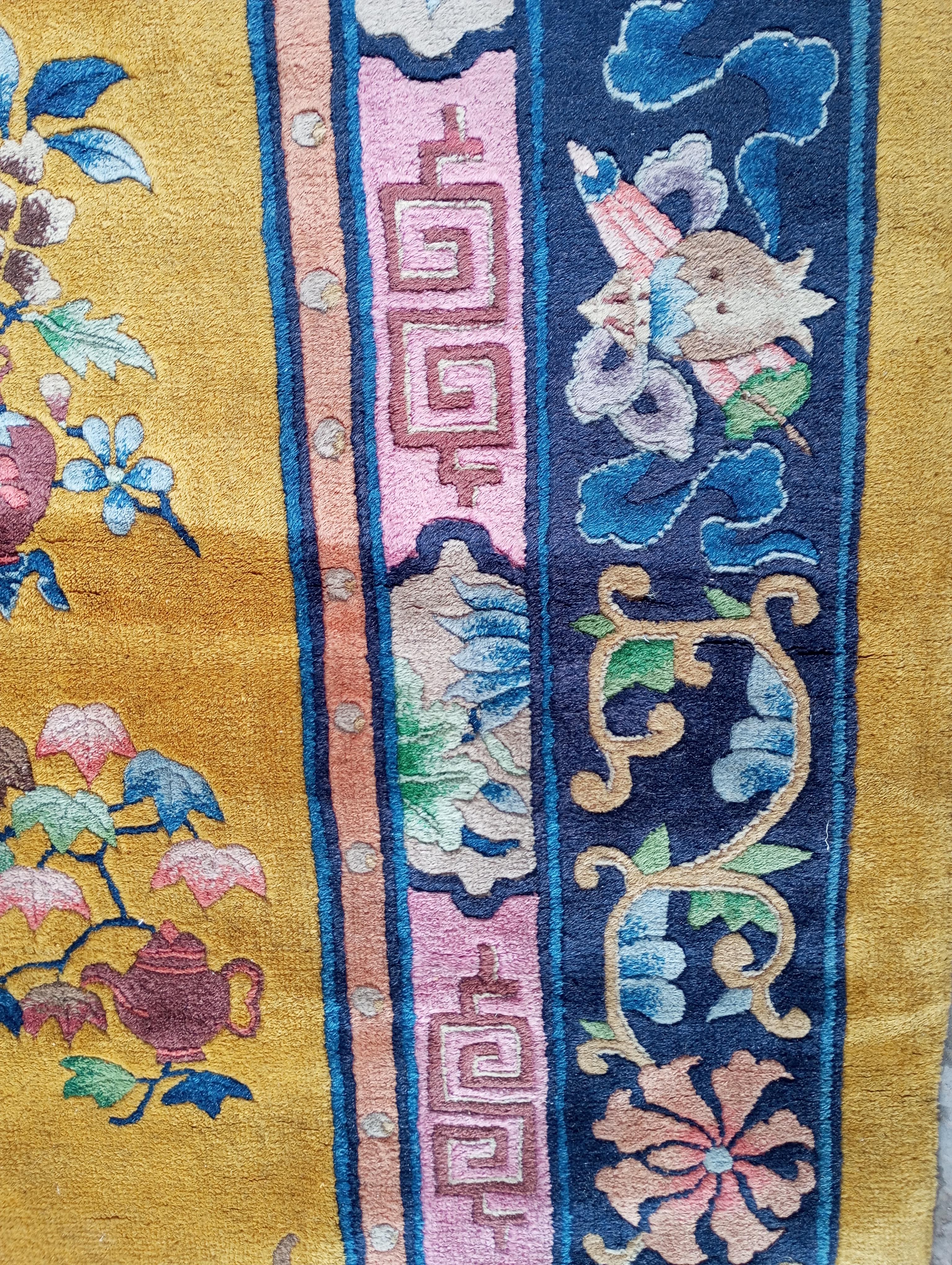 Chinesischer ockerfarbener Teppich mit blauer und fuchsiafarbener Bordüre im Angebot 11