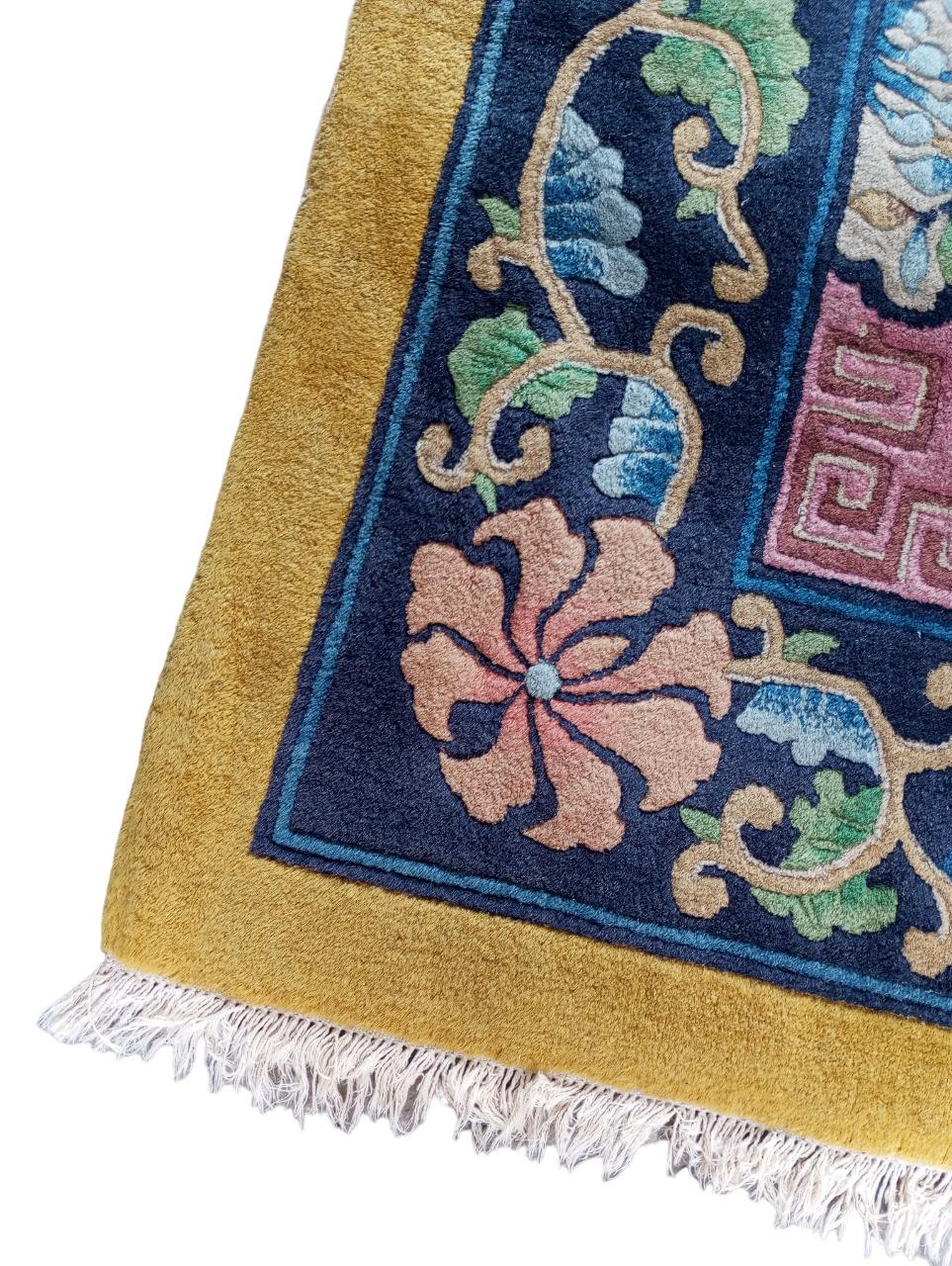 Handgeknüpfter 340 cm x 242 cm großer Teppich aus hochwertiger Wolle.
Dieser ockerfarbene chinesische Teppich ist ein wunderschönes Vintage-Stück von zeitloser Eleganz, bei dem die Wärme des goldenen Hintergrunds an die Erde und die Tradition