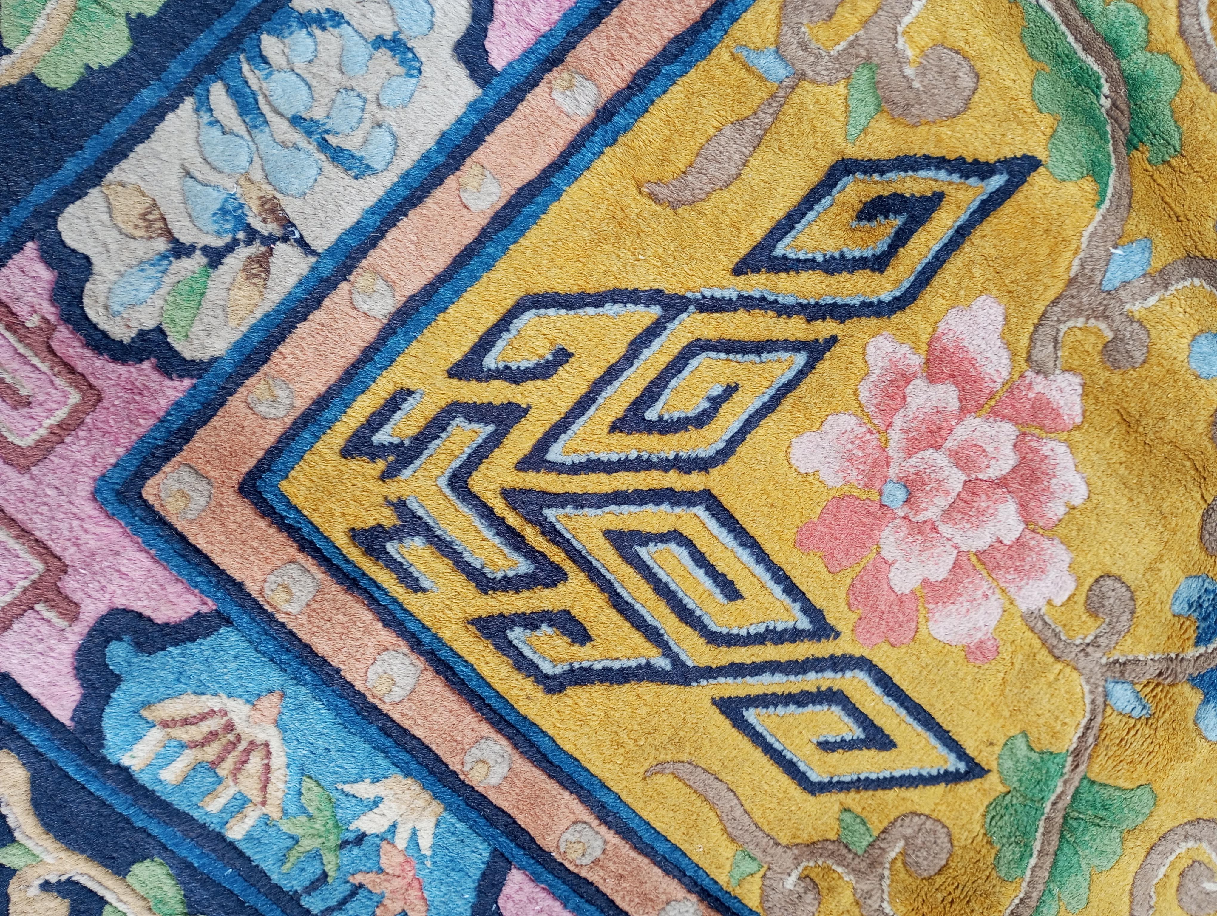 Chinesischer ockerfarbener Teppich mit blauer und fuchsiafarbener Bordüre (Chinese) im Angebot
