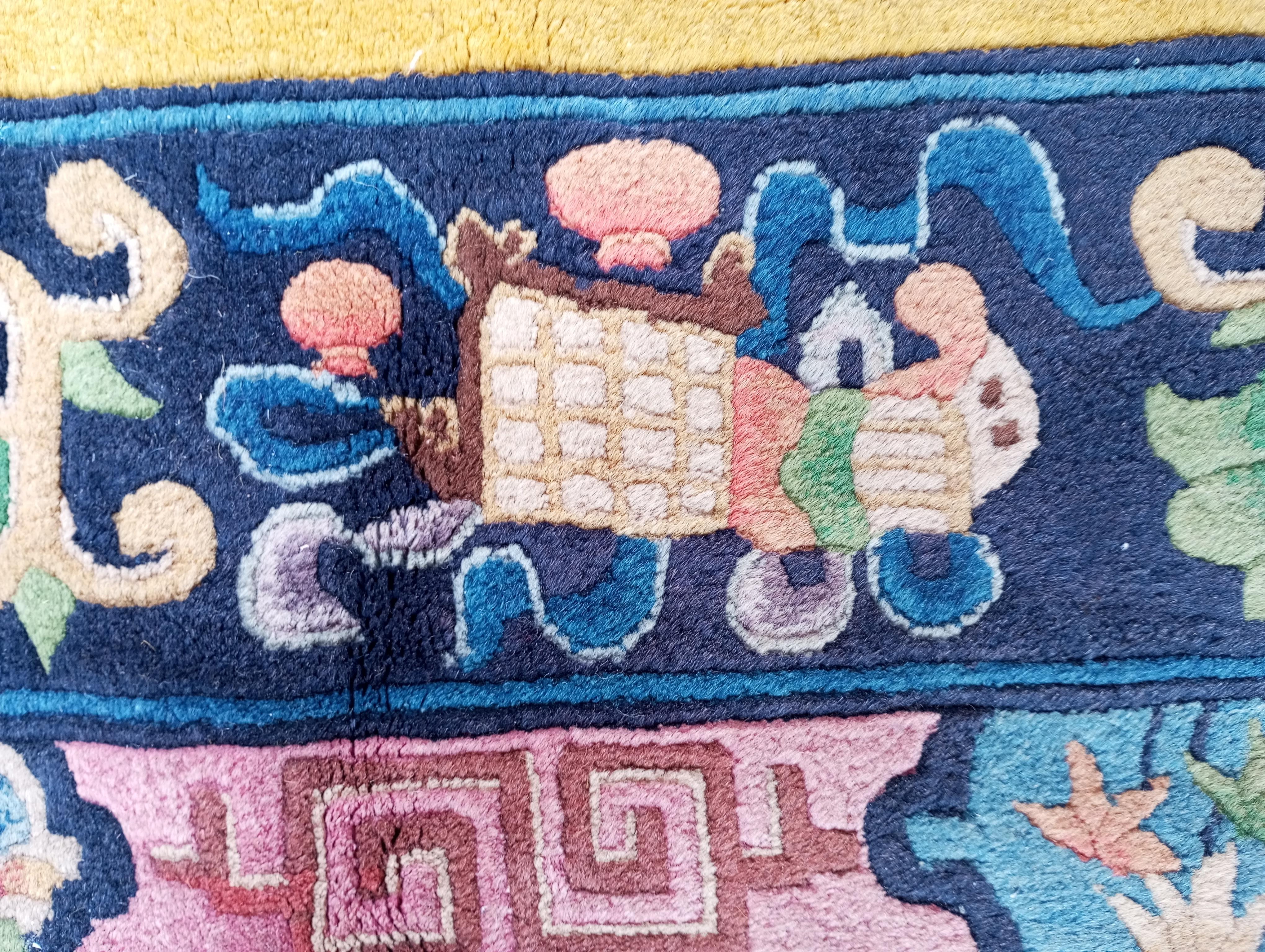 Chinesischer ockerfarbener Teppich mit blauer und fuchsiafarbener Bordüre (Handgeknüpft) im Angebot