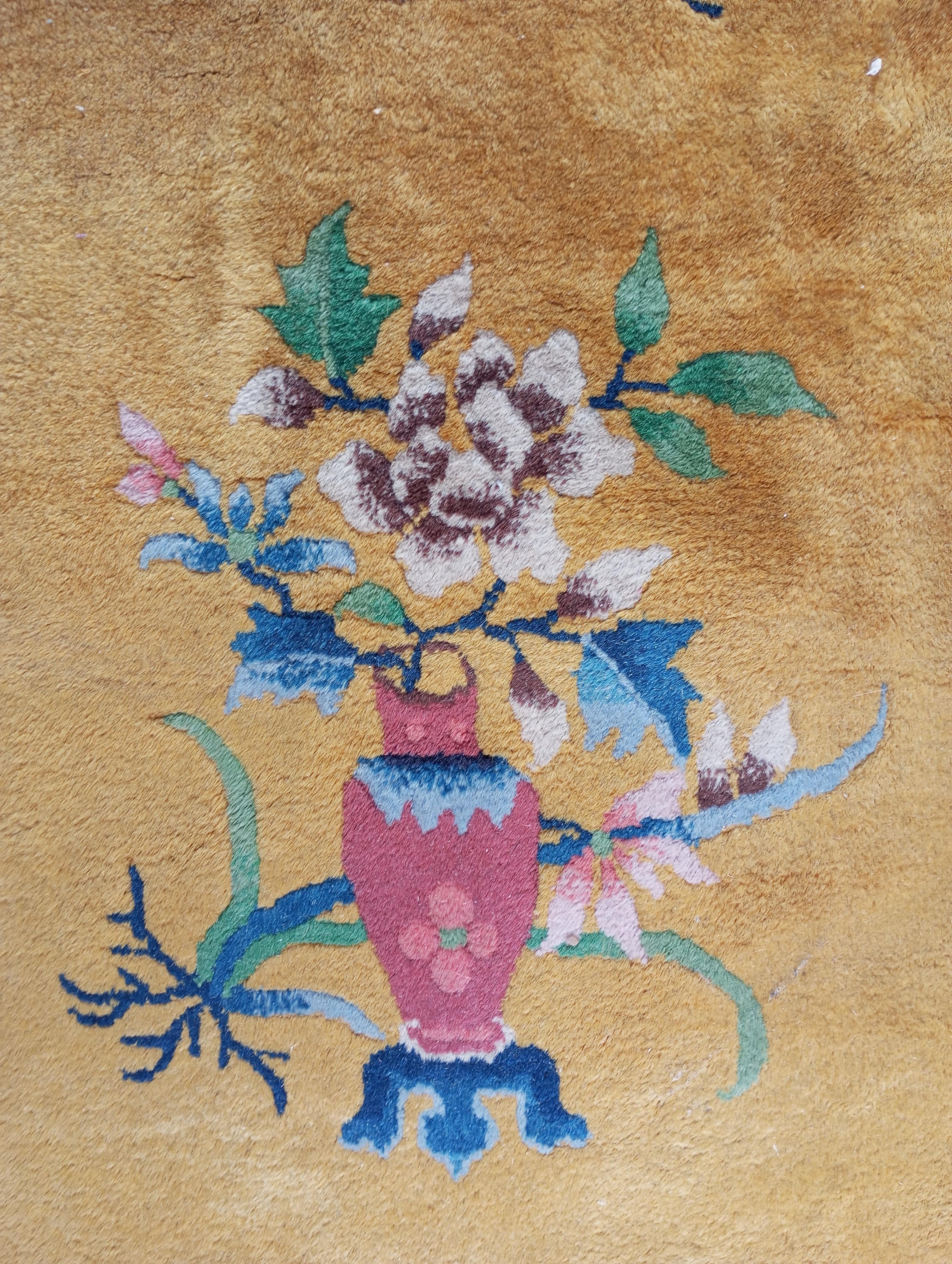Chinesischer ockerfarbener Teppich mit blauer und fuchsiafarbener Bordüre im Zustand „Gut“ im Angebot in Firenze, FI