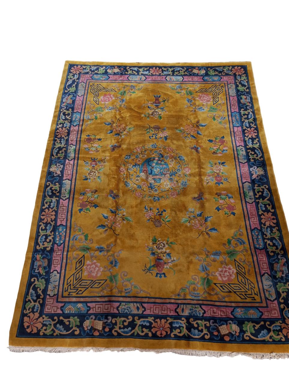 Chinesischer ockerfarbener Teppich mit blauer und fuchsiafarbener Bordüre (Mid-20th Century) im Angebot