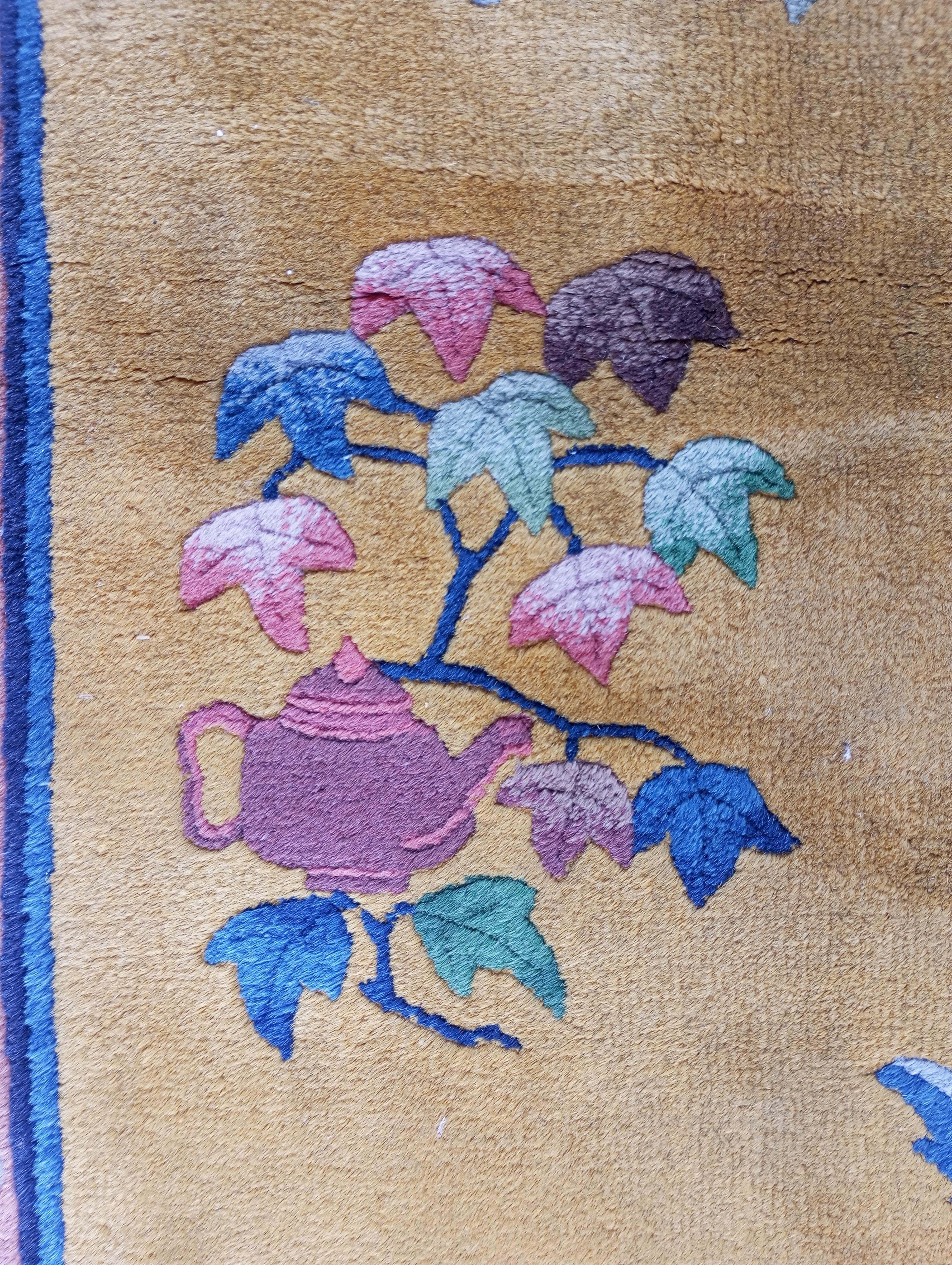 Chinesischer ockerfarbener Teppich mit blauer und fuchsiafarbener Bordüre (Wolle) im Angebot