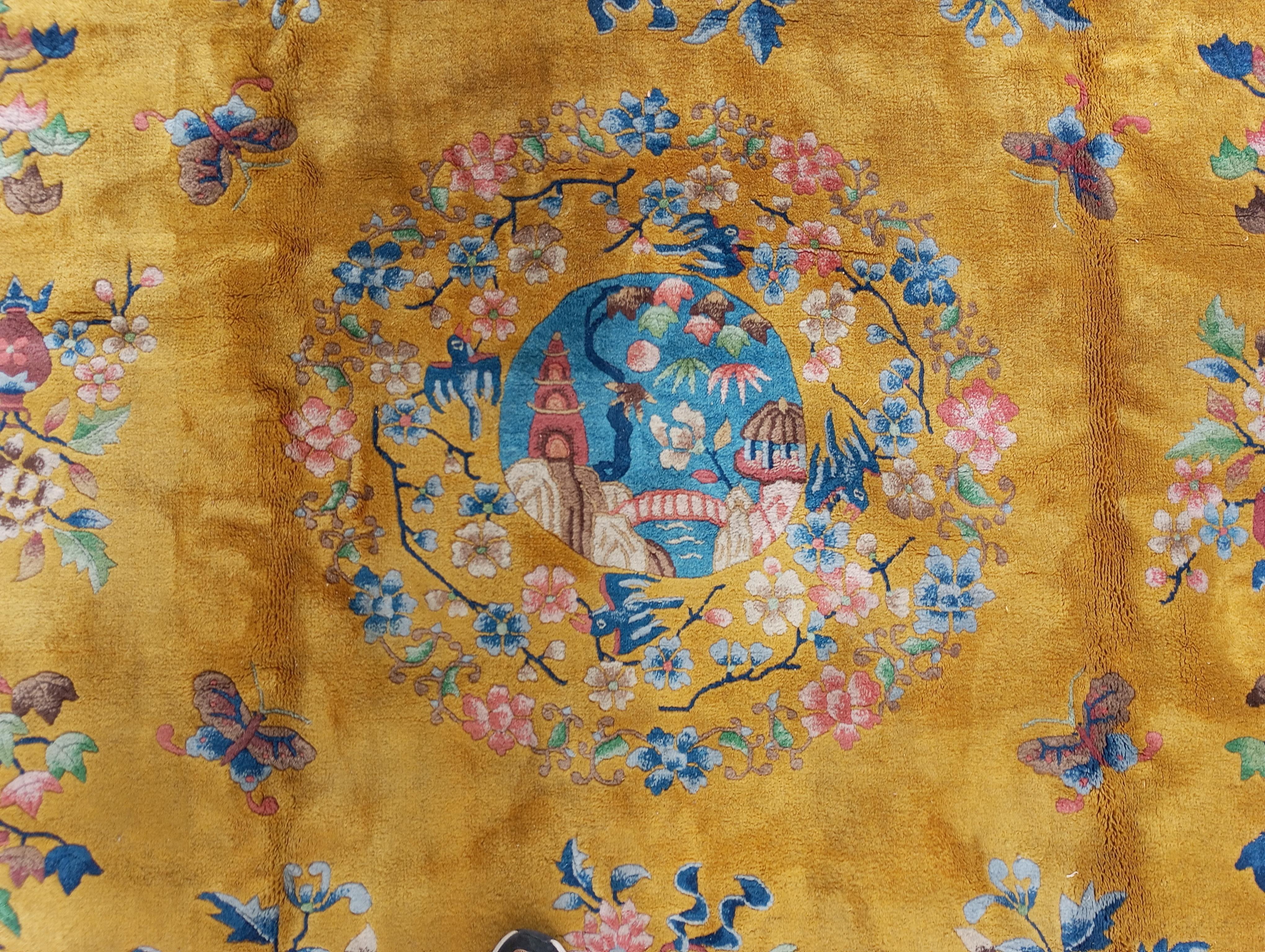 Chinesischer ockerfarbener Teppich mit blauer und fuchsiafarbener Bordüre im Angebot 1