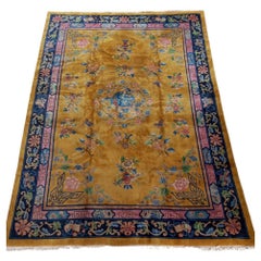 Tappeto cinese color ocra con bordo blu e fuxia