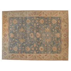 Tapis classique avec fleurs éparses et fond bleu cendré