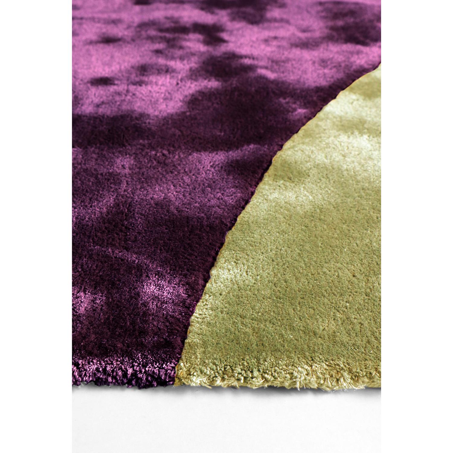 “In-Touch” è una collezione di tappeti moderni eco-friendly della designer Deanna Comellini, art director dell'azienda italiana pioniere nel campo dei tappeti contemporanei G.T.DESIGN.

Caratterizzato da un’incomparabile consistenza e da magnetiche
