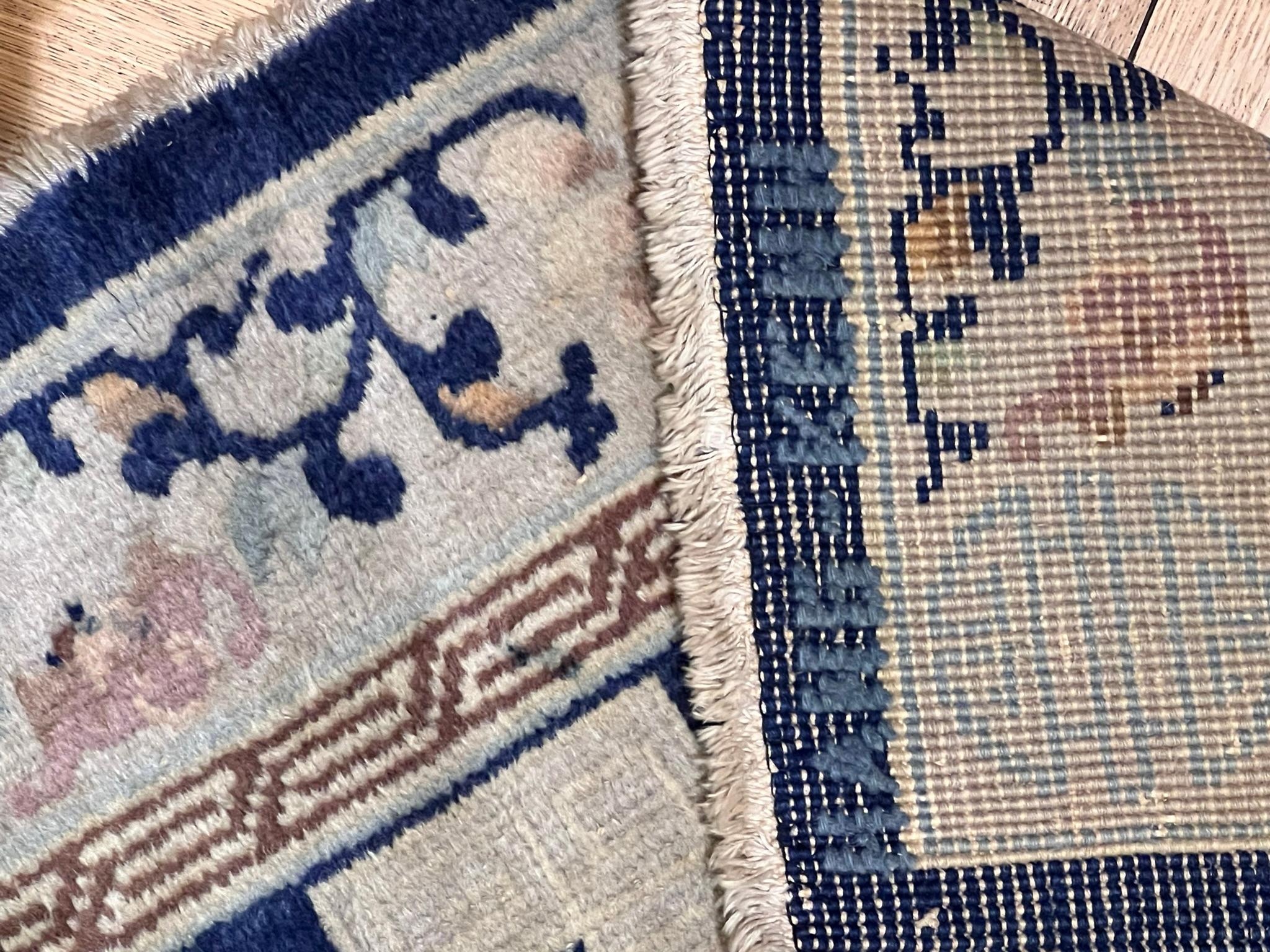 Carpet with light blue background and Chinese design from the 1930s For Sale 3
