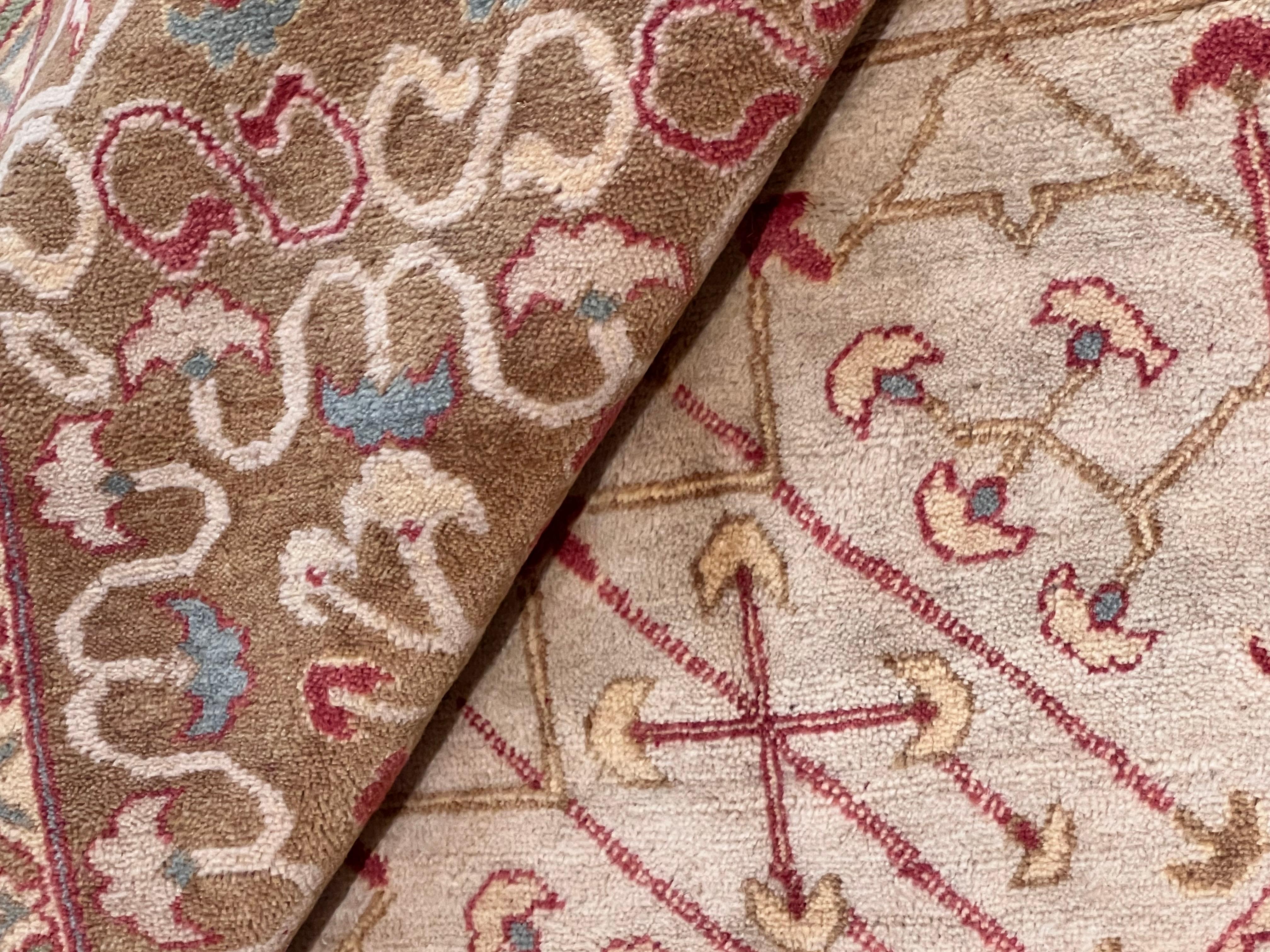 Teppich mit dem Muster der alten Mamluken-Teppiche und hellen Farbtönen im Angebot 2