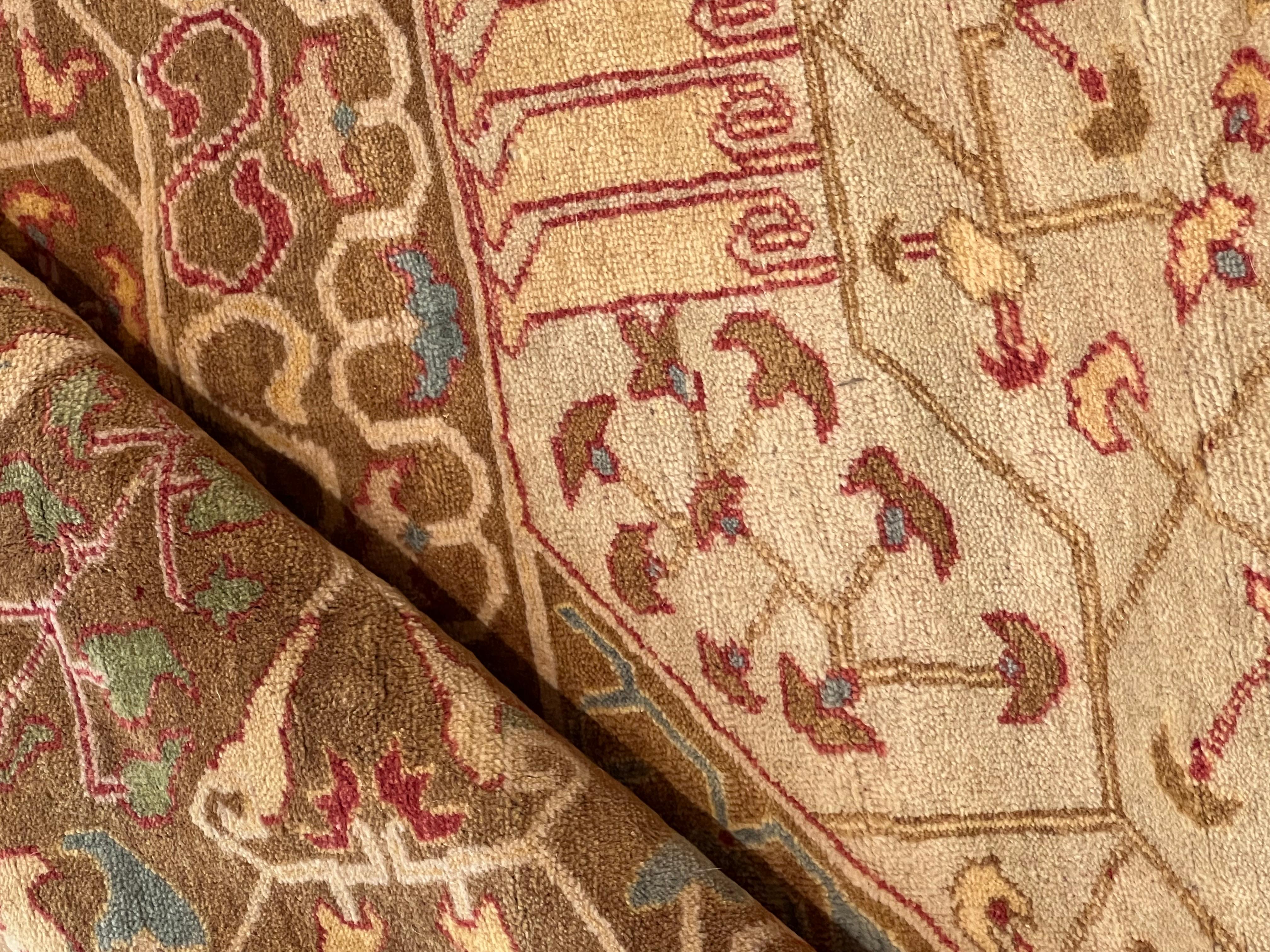 Teppich mit dem Muster der alten Mamluken-Teppiche und hellen Farbtönen im Angebot 3