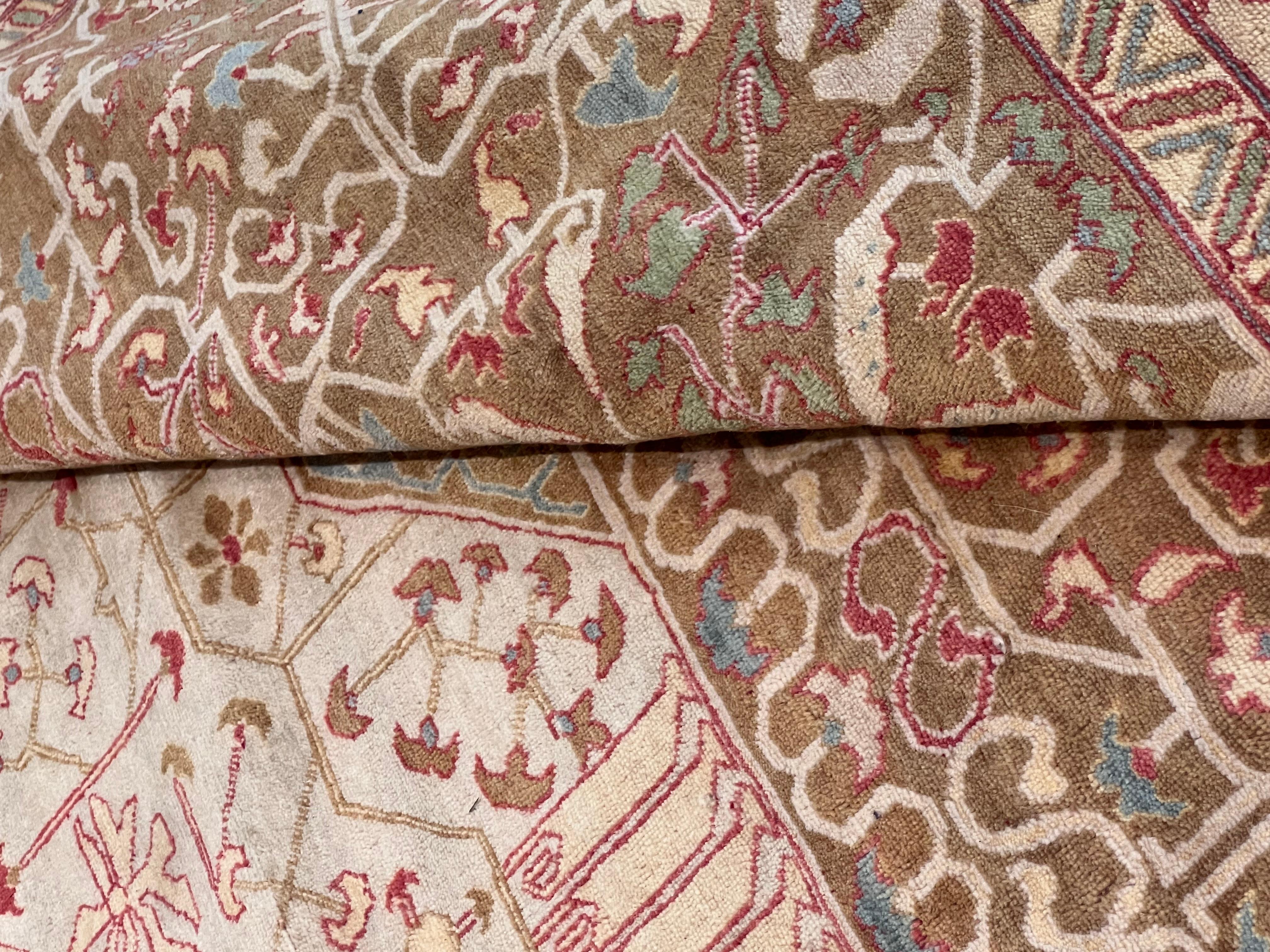 Teppich mit dem Muster der alten Mamluken-Teppiche und hellen Farbtönen im Angebot 4