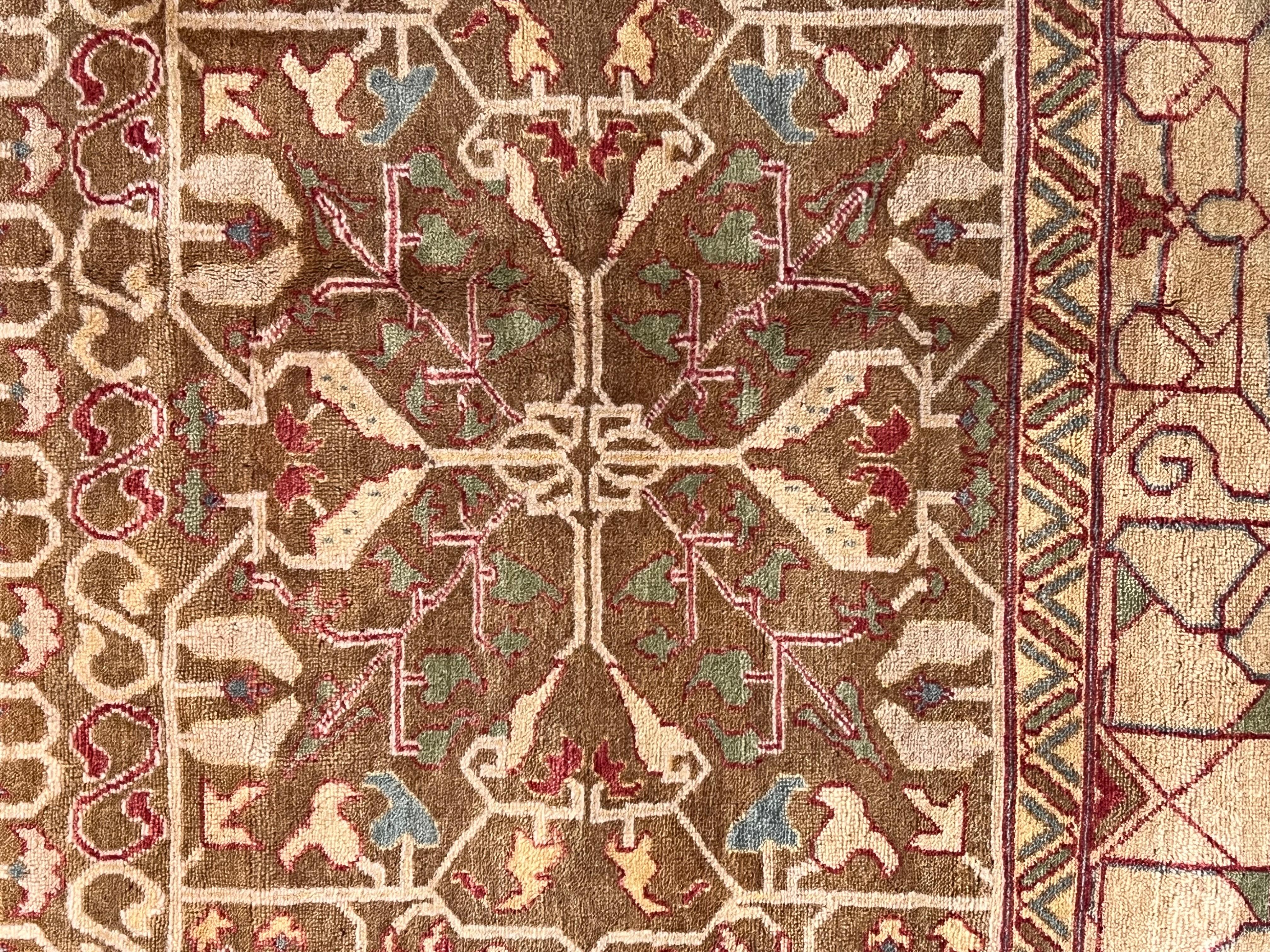 Ein bedeutender zeitgenössischer Teppich, der in der Türkei vollständig von Hand gefertigt wird und von den berühmten Mamluken-Teppichen inspiriert ist. Mamluken sind ägyptische Teppiche, wahrscheinlich aus Kairo, die in der letzten Periode des