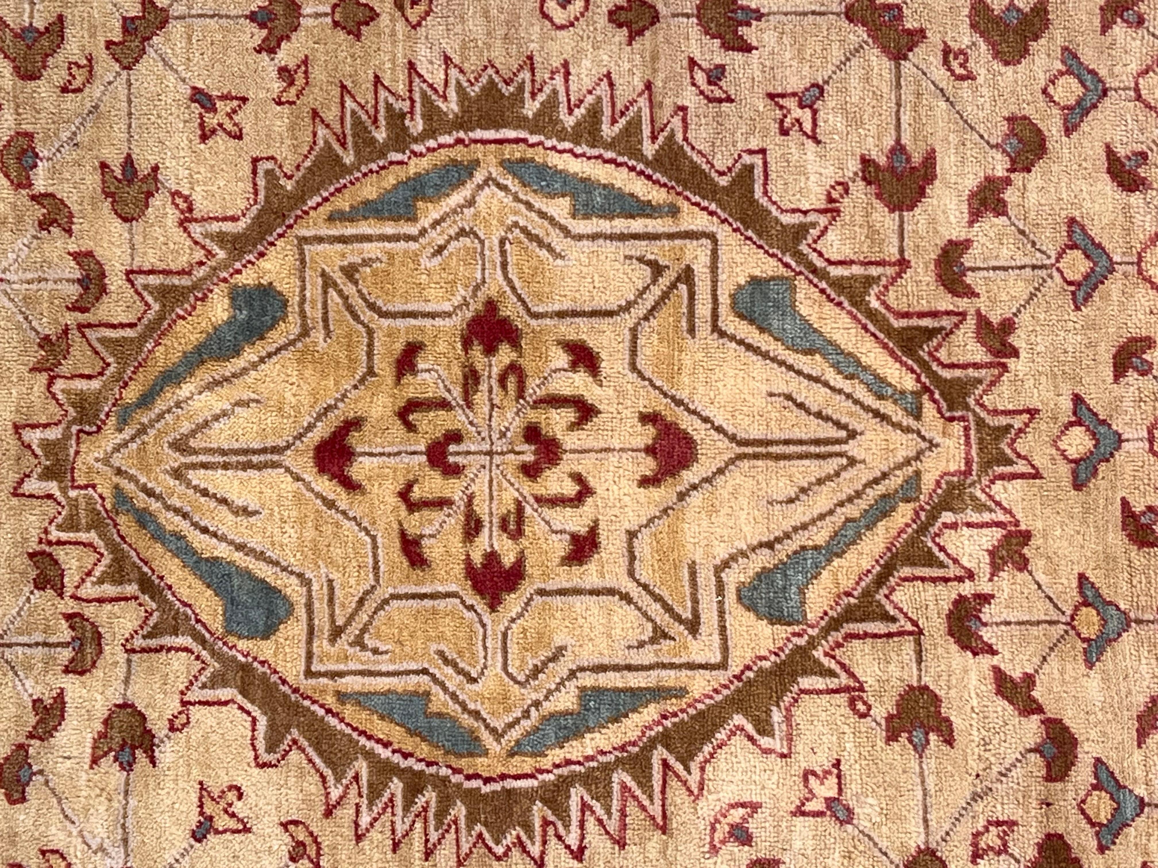 Teppich mit dem Muster der alten Mamluken-Teppiche und hellen Farbtönen im Zustand „Neu“ im Angebot in Firenze, IT