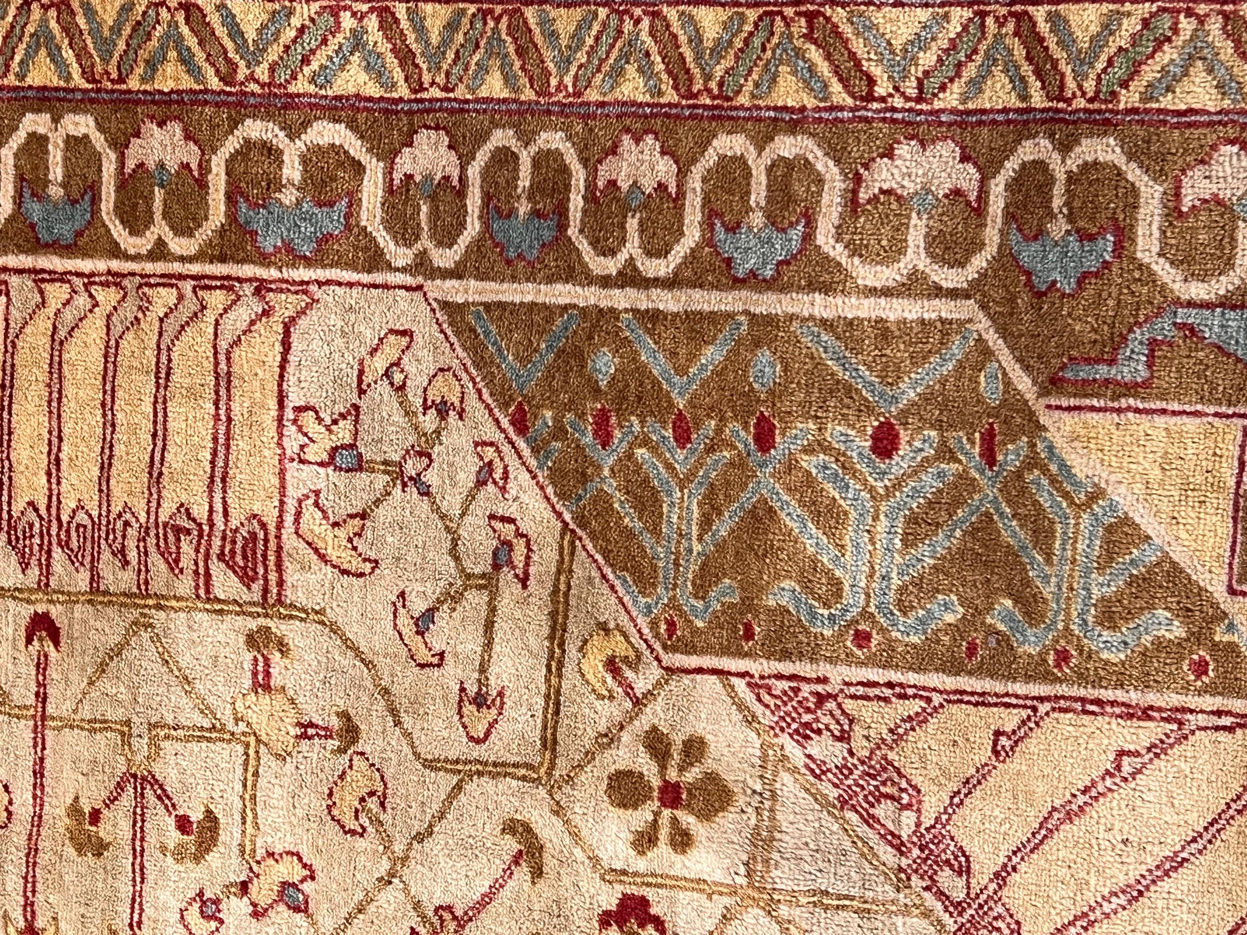 Teppich mit dem Muster der alten Mamluken-Teppiche und hellen Farbtönen (Zeitgenössisch) im Angebot