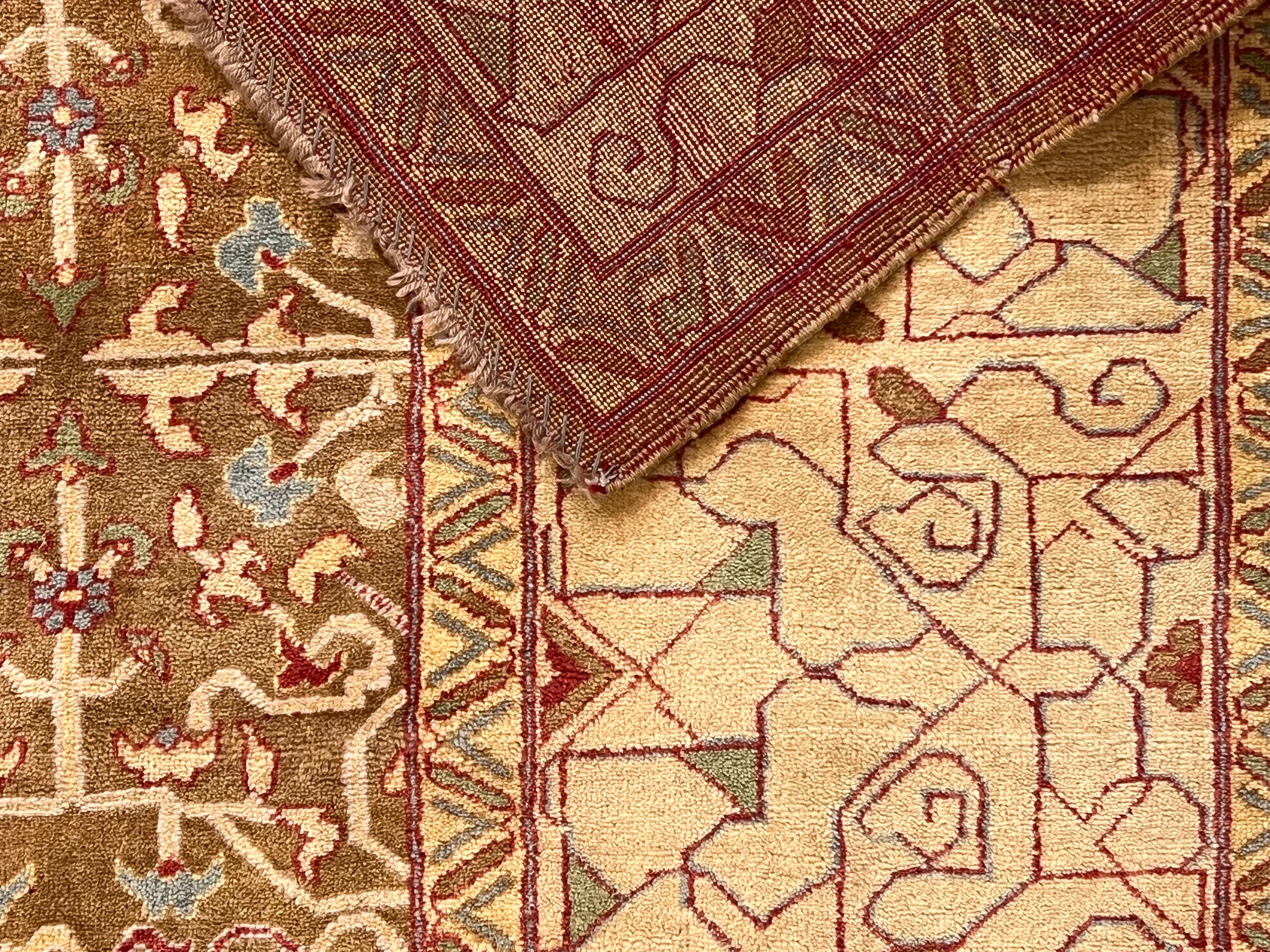 Teppich mit dem Muster der alten Mamluken-Teppiche und hellen Farbtönen (Wolle) im Angebot
