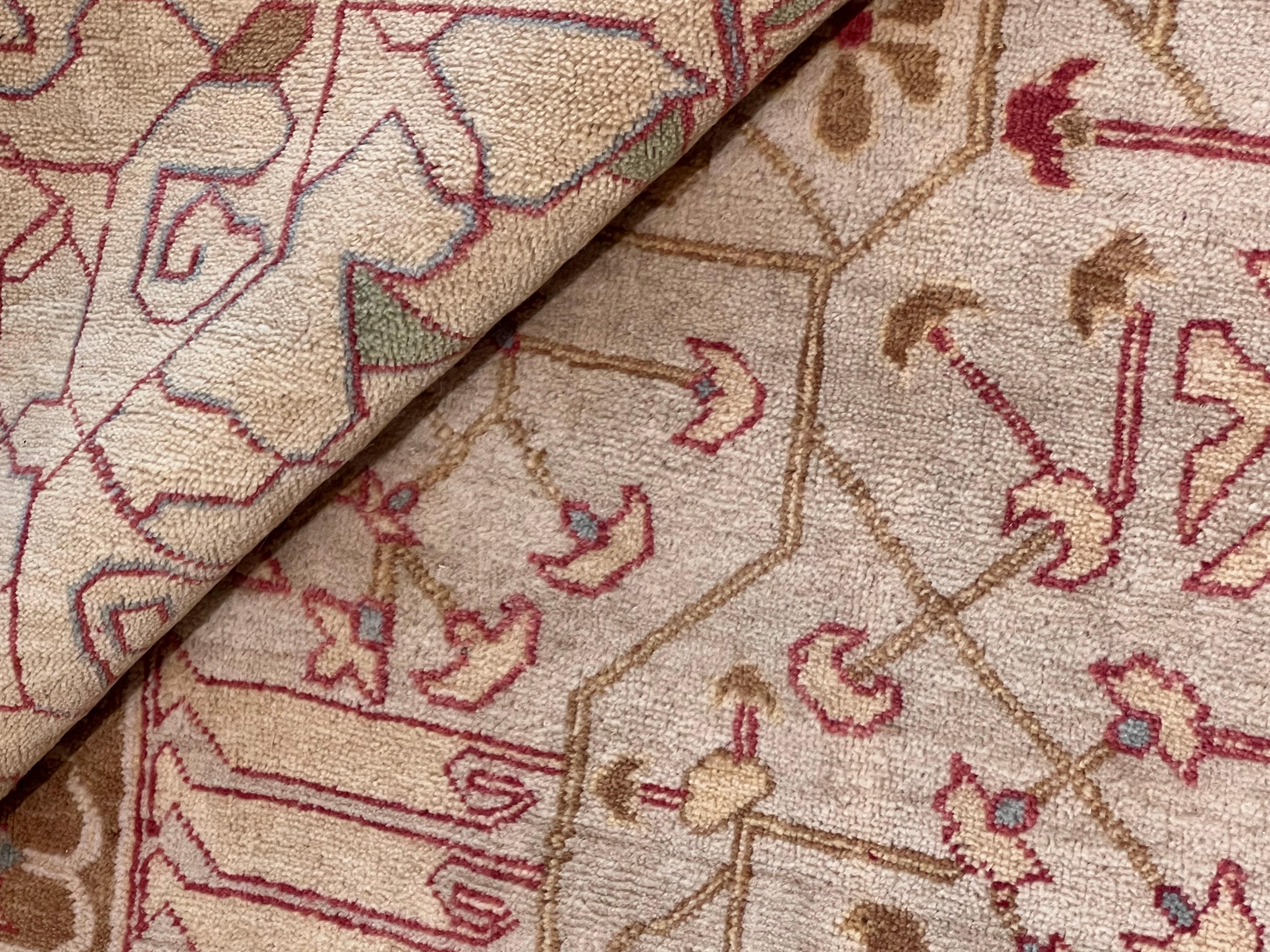 Teppich mit dem Muster der alten Mamluken-Teppiche und hellen Farbtönen im Angebot 1