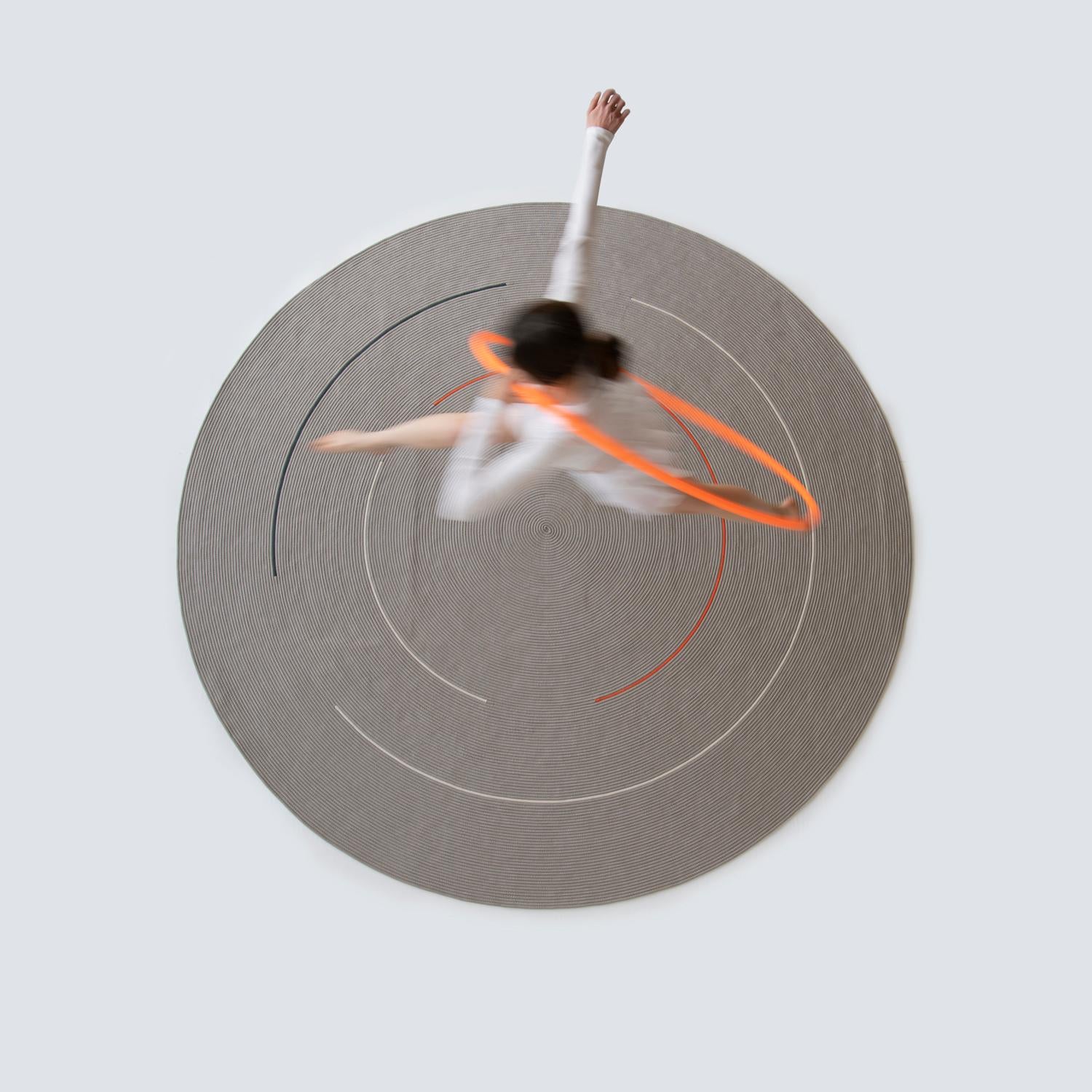 G.T.DESIGN, marchio pioniere del tappeto contemporaneo, allarga ancora di più gli orizzonti dell'arredo outdoor con Hula Hoop, una collezione di tappeti contemporanei della fondatrice e Direttrice Creativa del marchio, Deanna Comellini, ispirata ai