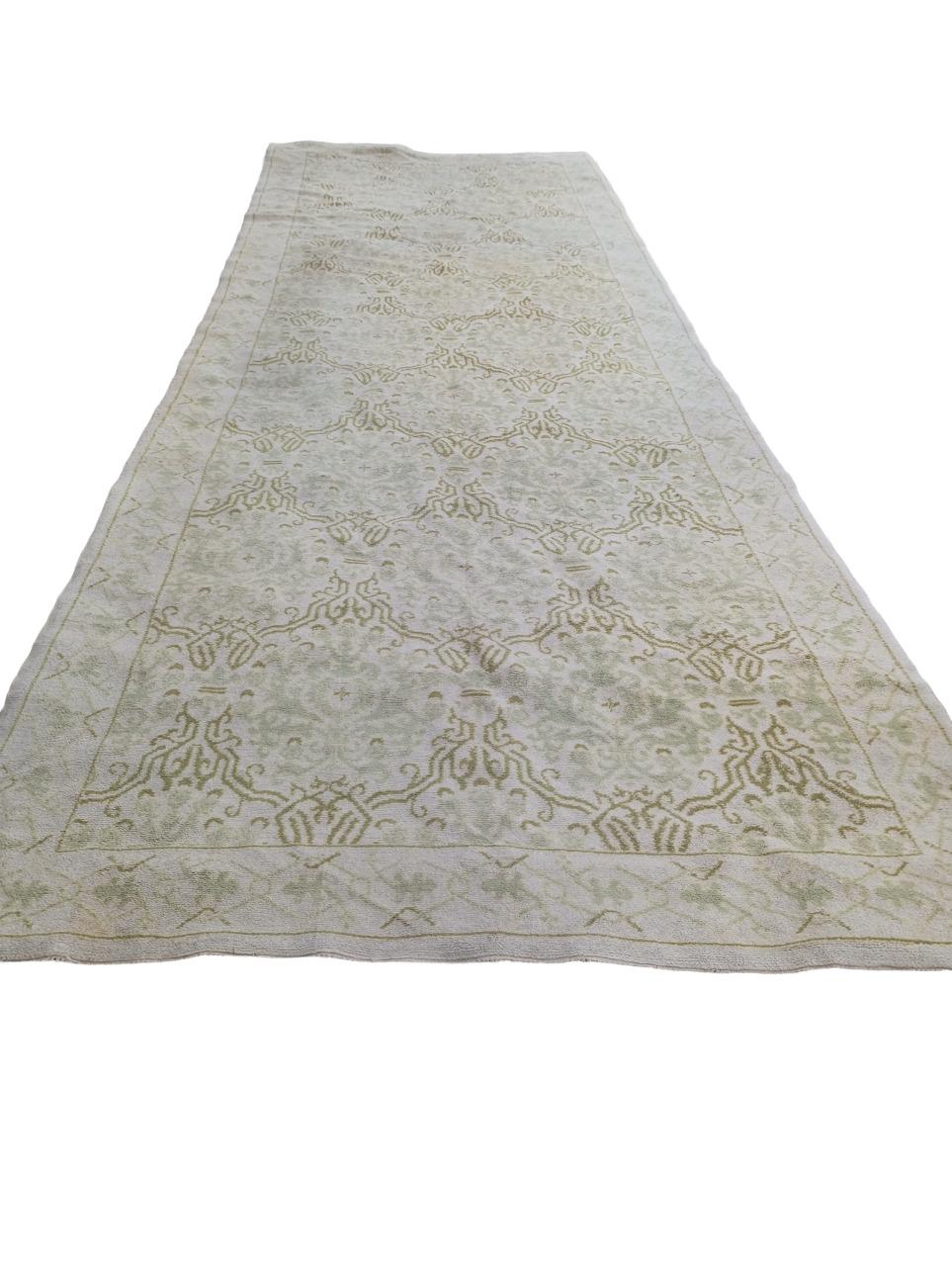 Ce tapis  Cuenca vintage, fabriqué à la main en Espagne au milieu du 20e siècle.
Caractéristiques du tapis :
Couleur ton sur ton : le tapis présente un élégant contraste de couleur ton sur ton, le champ principal vert clair créant une base délicate