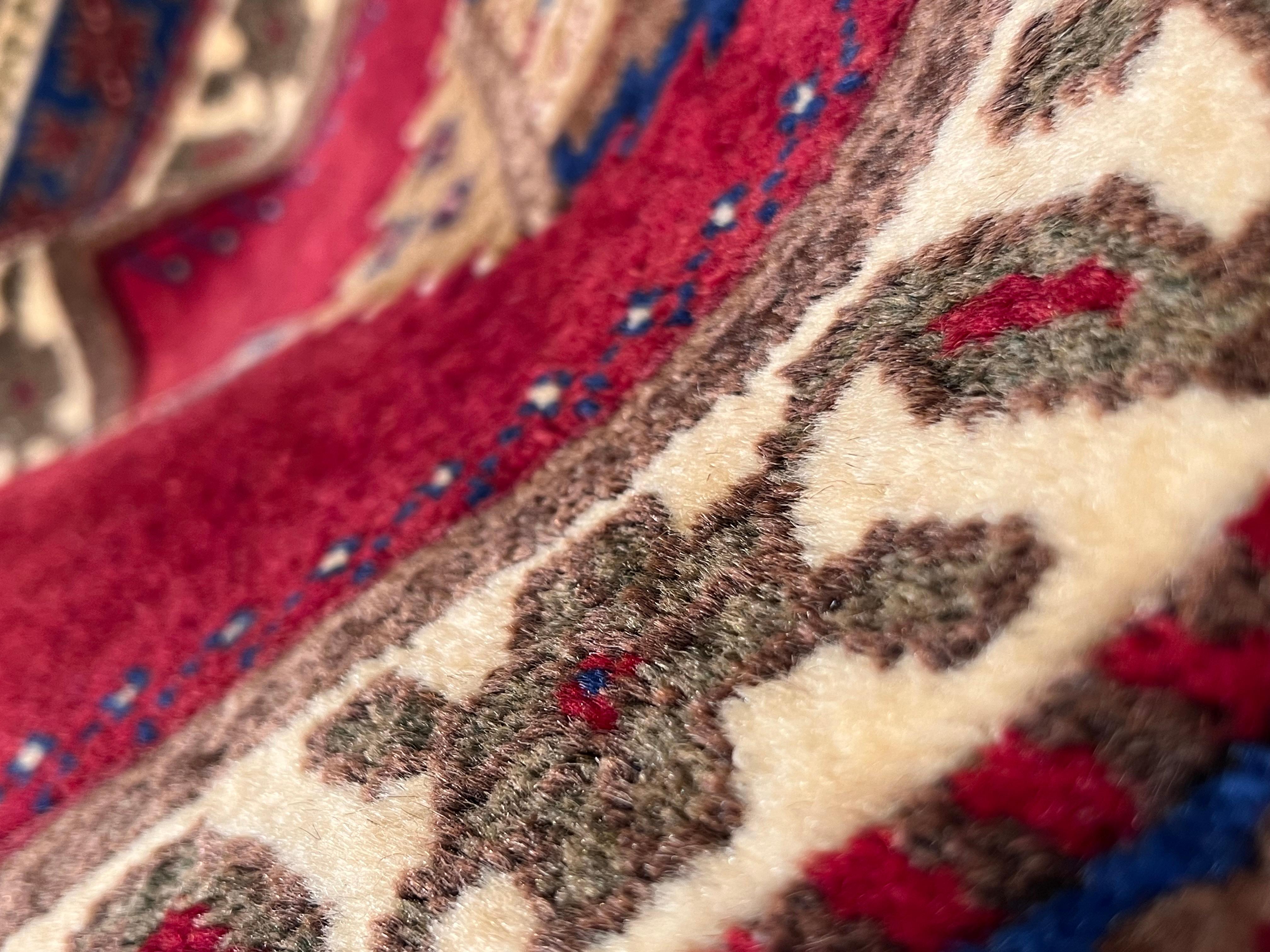Tappeto da preghiera fondo rosso rubino di manifattura anatolica in vendita 2