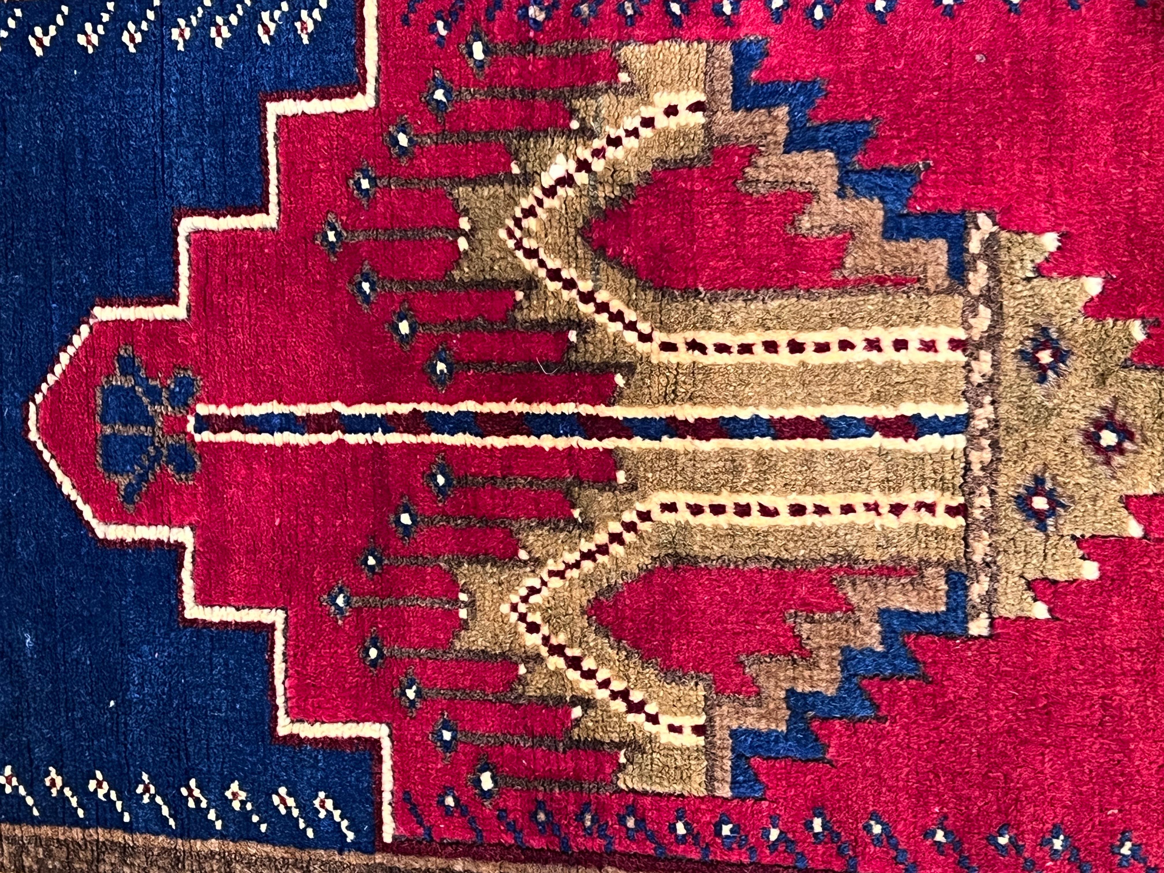 Turkish Tappeto da preghiera fondo rosso rubino di manifattura anatolica in vendita