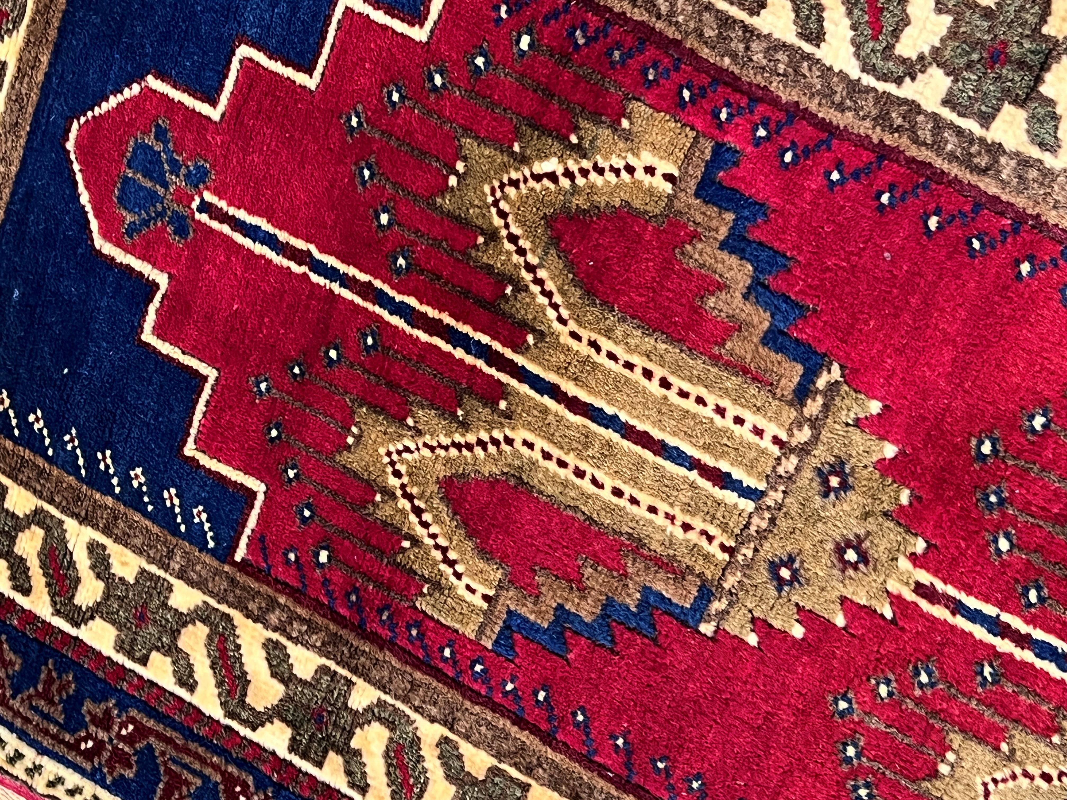 Ruby red background prayer rug of Anatolian manufacture In Excellent Condition For Sale In Firenze, IT