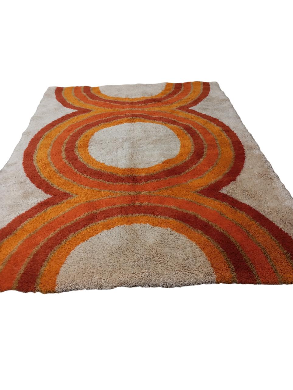 Danish carpet  produced by Hojer Eksport Wilton  in the 1970s, with various warm tones of orange. Vintage made with a high-quality Danish RYA weaving technique,  in pure wool.
Design with concentric circles in different shades of orange and aligned