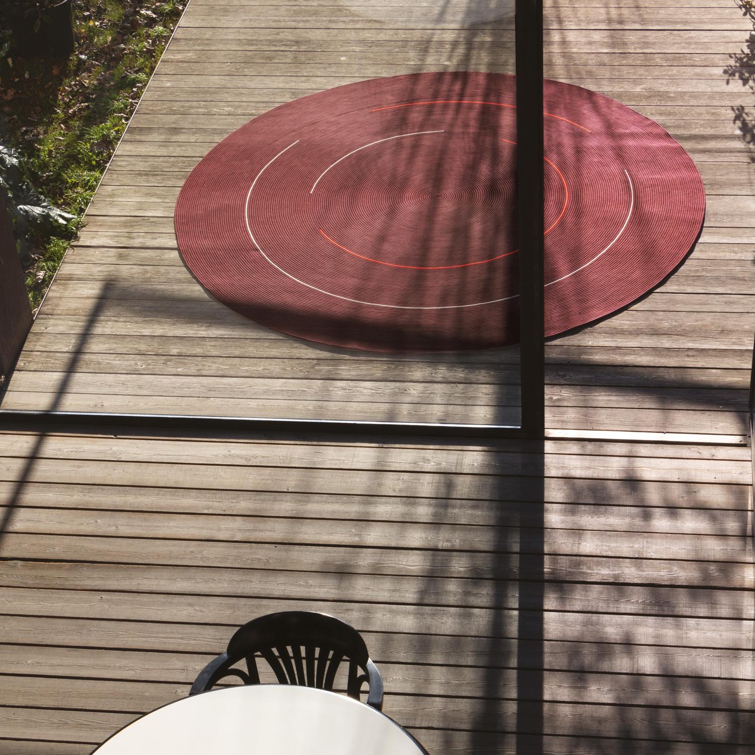 G.T.DESIGN, brand pioniere del tappeto contemporaneo, allarga ancora di più gli orizzonti dell’arredo outdoor con Hula Hoop, una collezione di tappeti contemporanei della fondatrice e Direttrice Creativa del brand, Deanna Comellini, ispirata ai