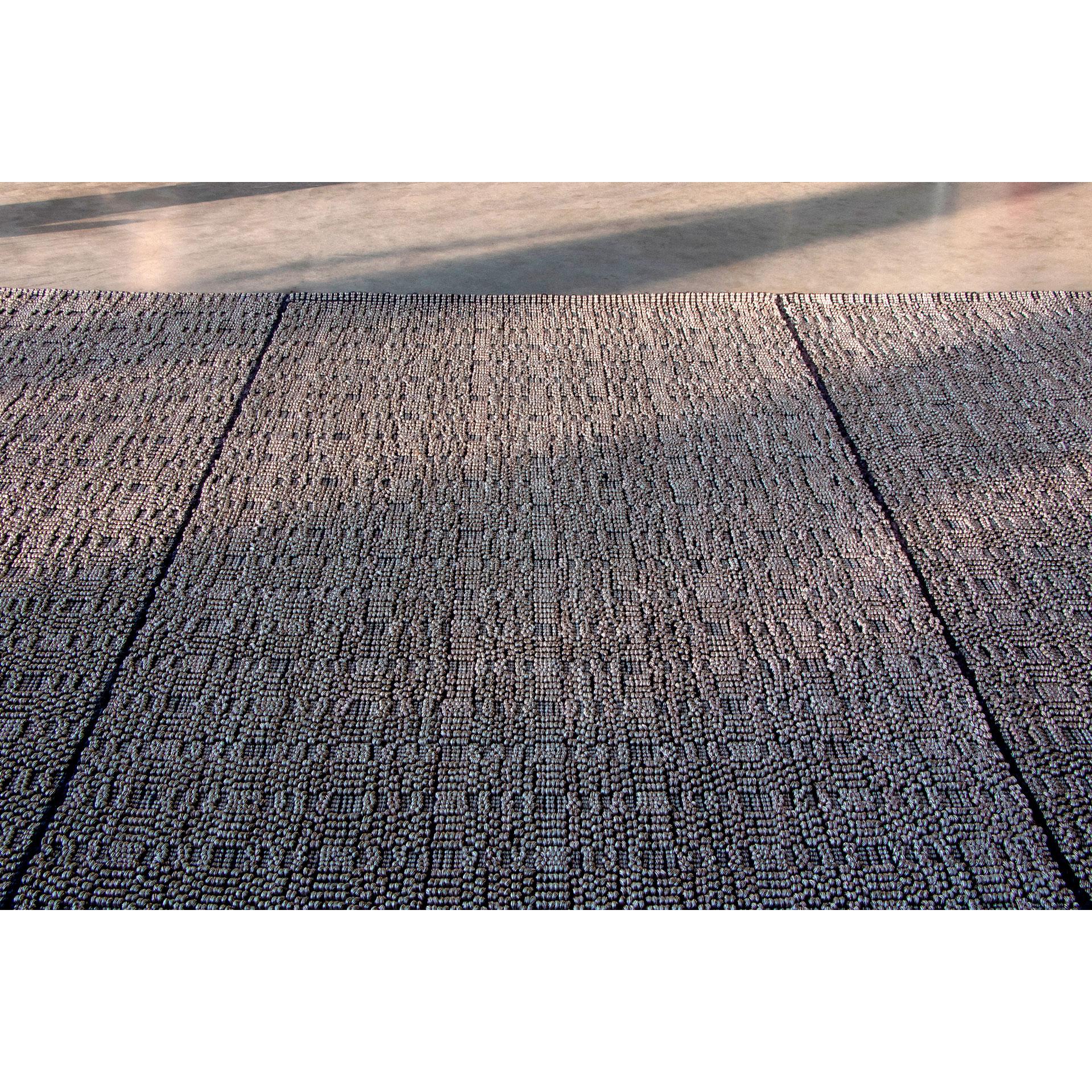 XXI secolo e contemporaneo Tappeto design italiano grigio linee blu di Deanna Comellini in Stock 200x300cm in vendita