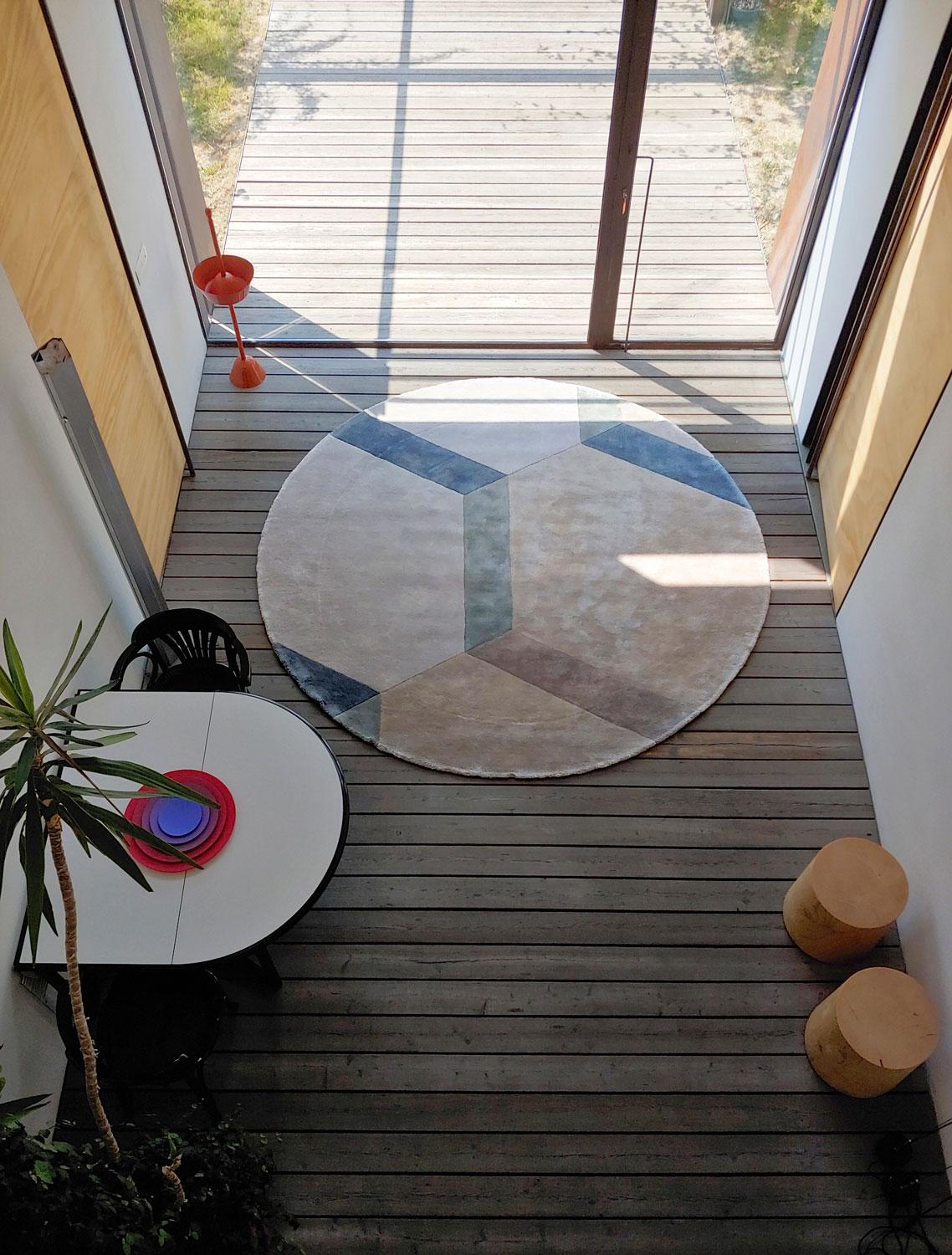 Die Bodenplatte Cobblestone wurde in einem speziellen geometrischen Motiv realisiert, das sich an den typischen Platz- und Straßenbelägen des italienischen Pionierunternehmens im Bereich der zeitgenössischen Bodenbeläge G.TDESIGN orientiert.

Die