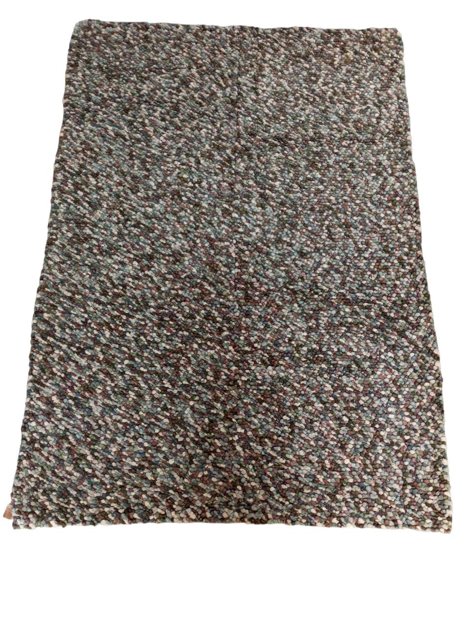 Ce tapis noué à la main de 290 cm x 200 cm est entièrement composé de laine de haute qualité, ce qui lui confère un aspect riche et accueillant. Il est soigneusement noué à la main en Inde à la demande de la société belge Lano Carpets dans les